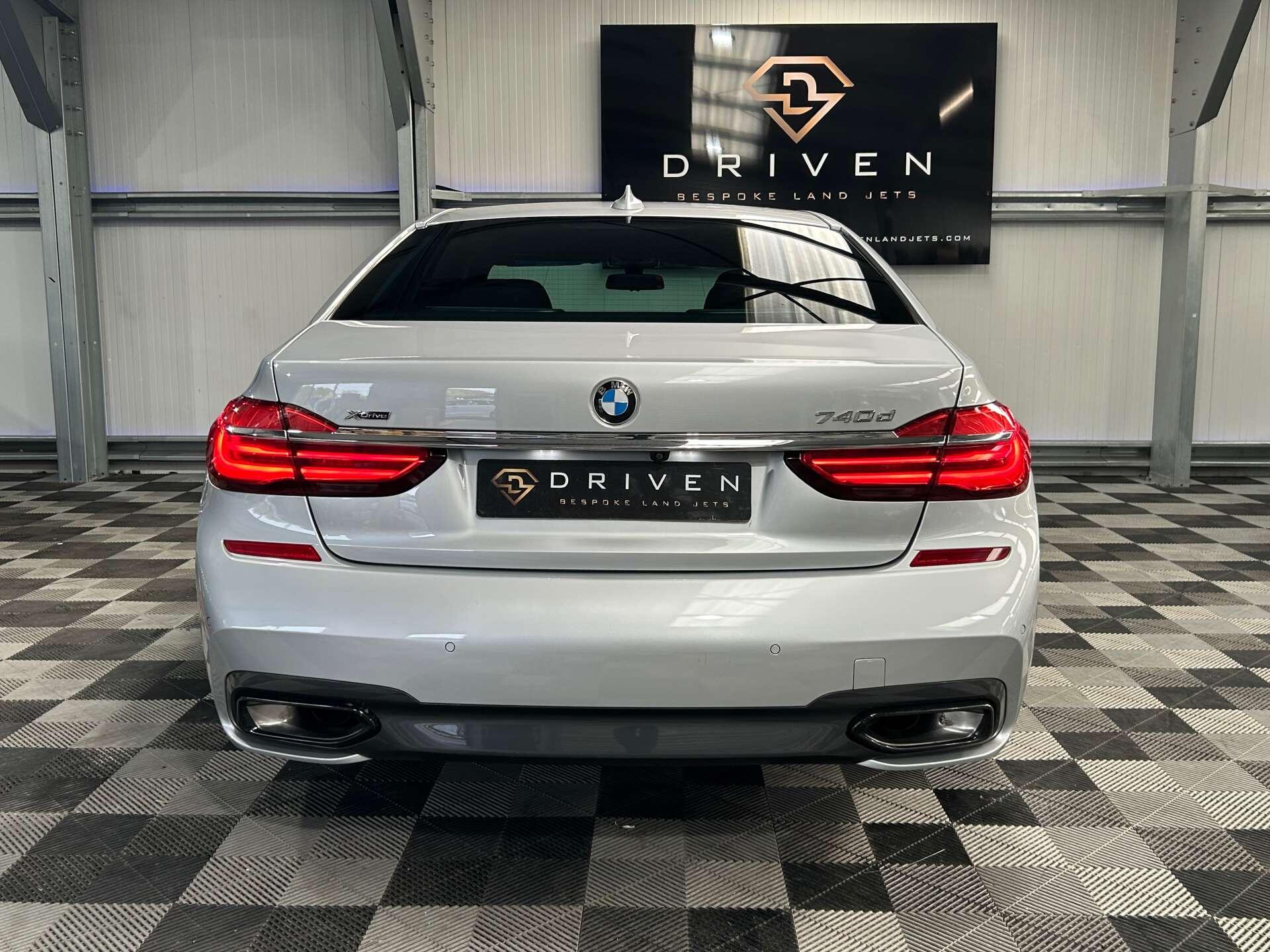 BMW 7 Series view 17