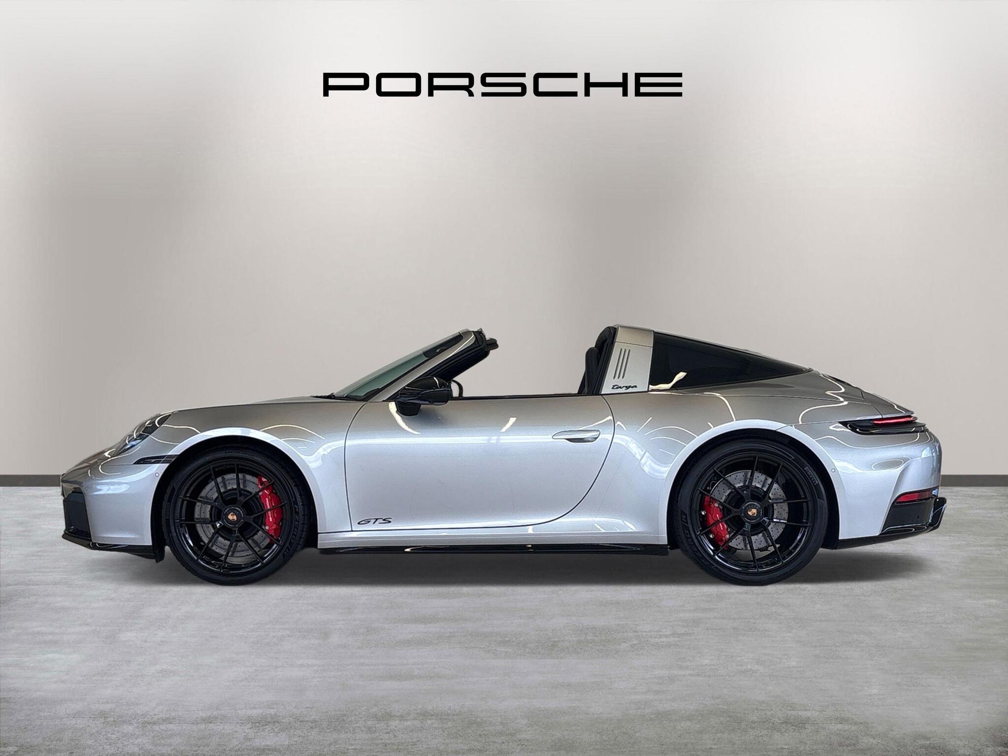 Porsche 911 view 8