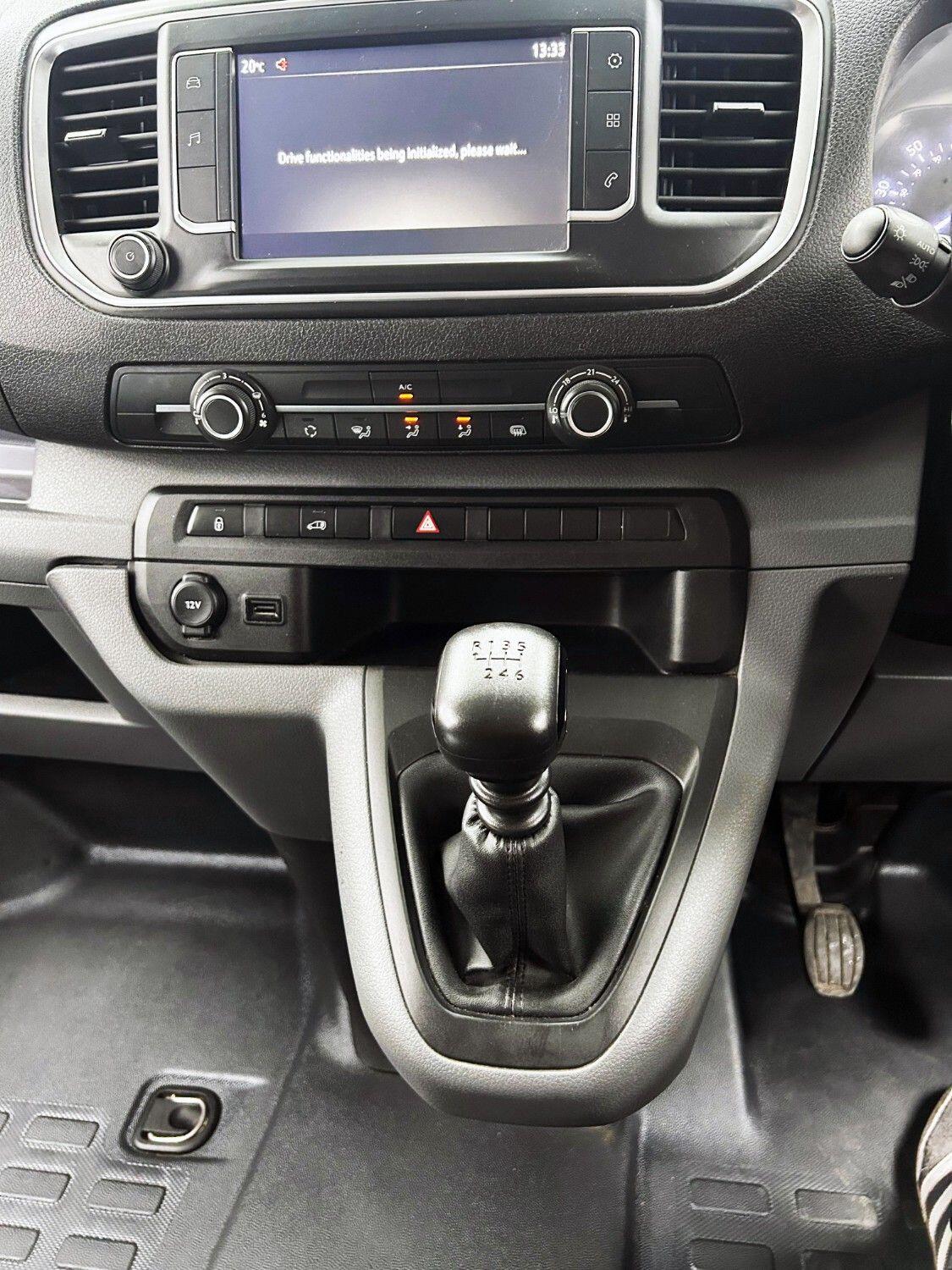 Vauxhall Vivaro view 17