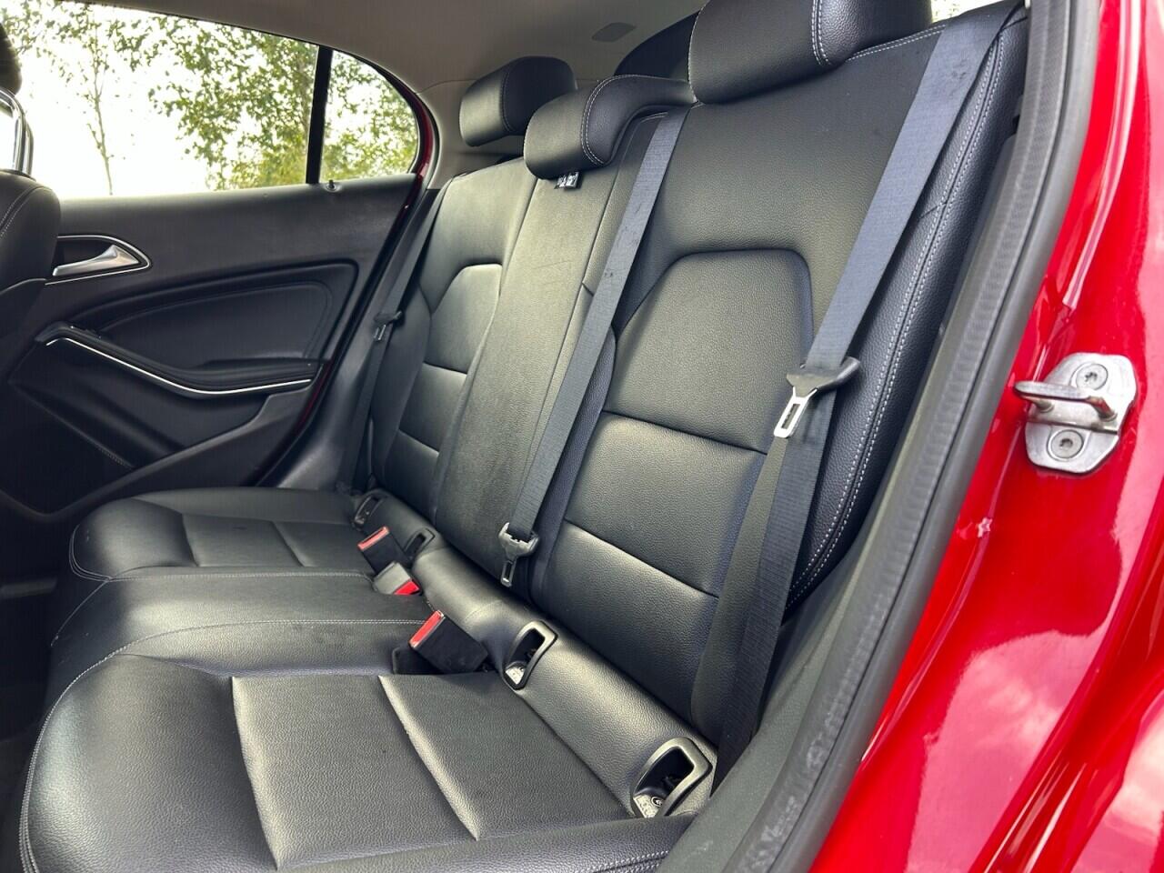 Mercedes-Benz GLA view 23