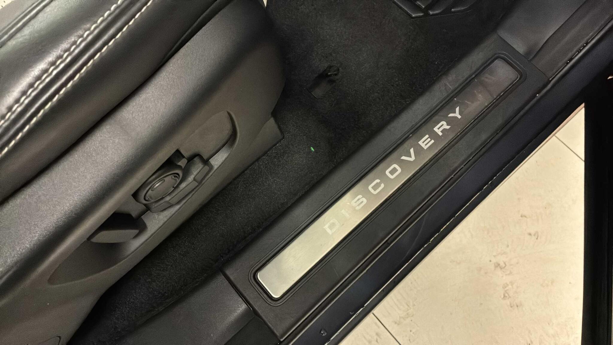 Land Rover Discovery view 34