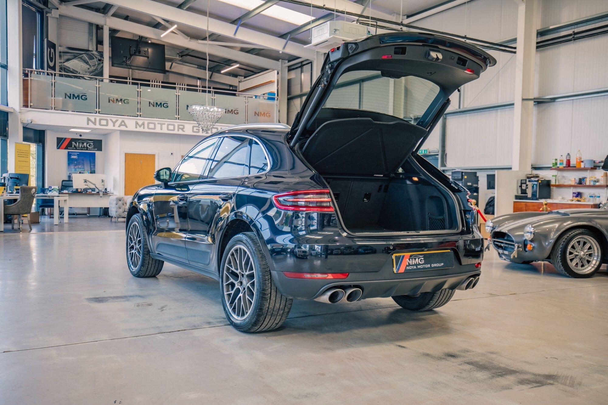 Porsche Macan view 34