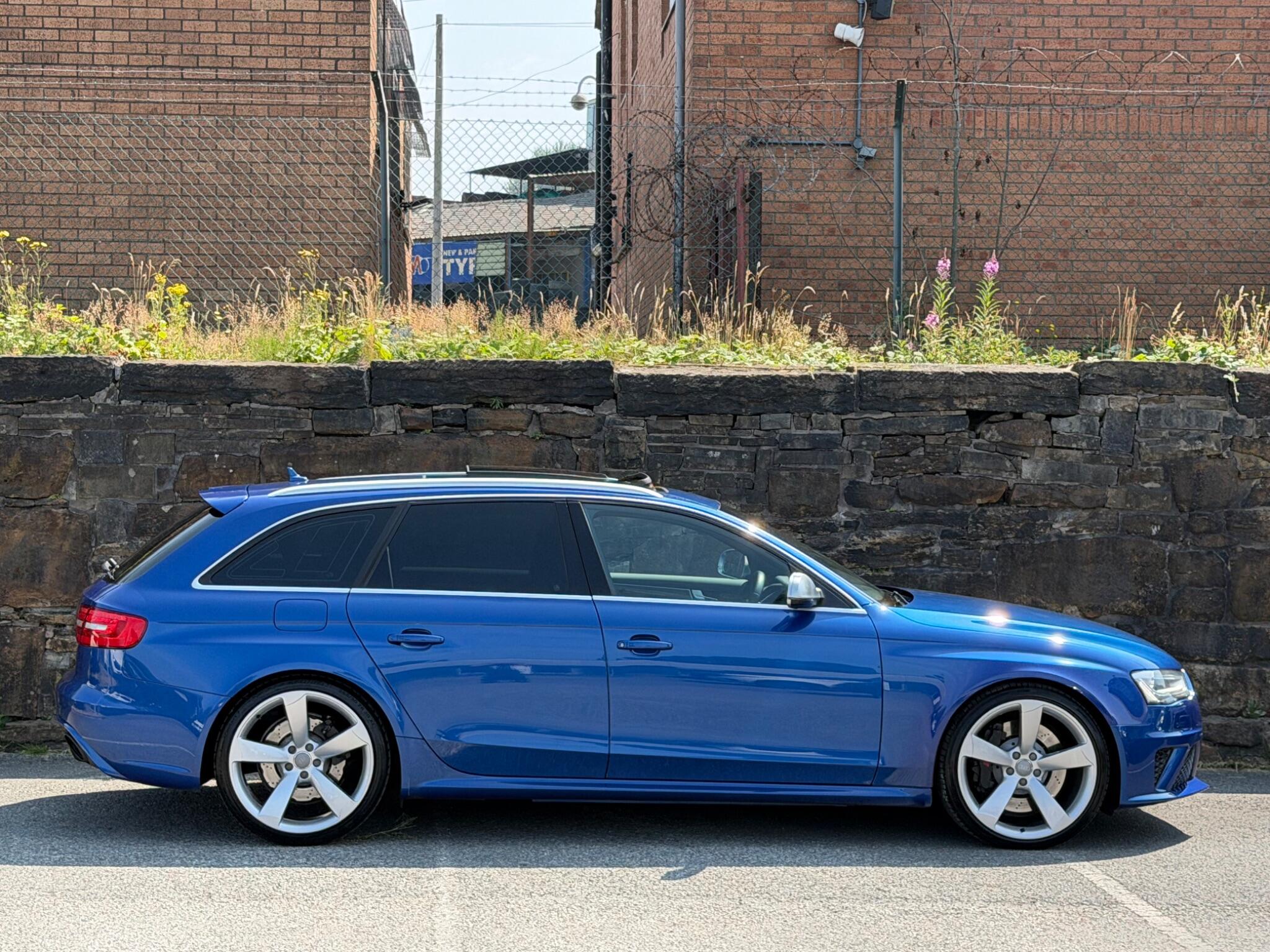 Audi RS4 view 8
