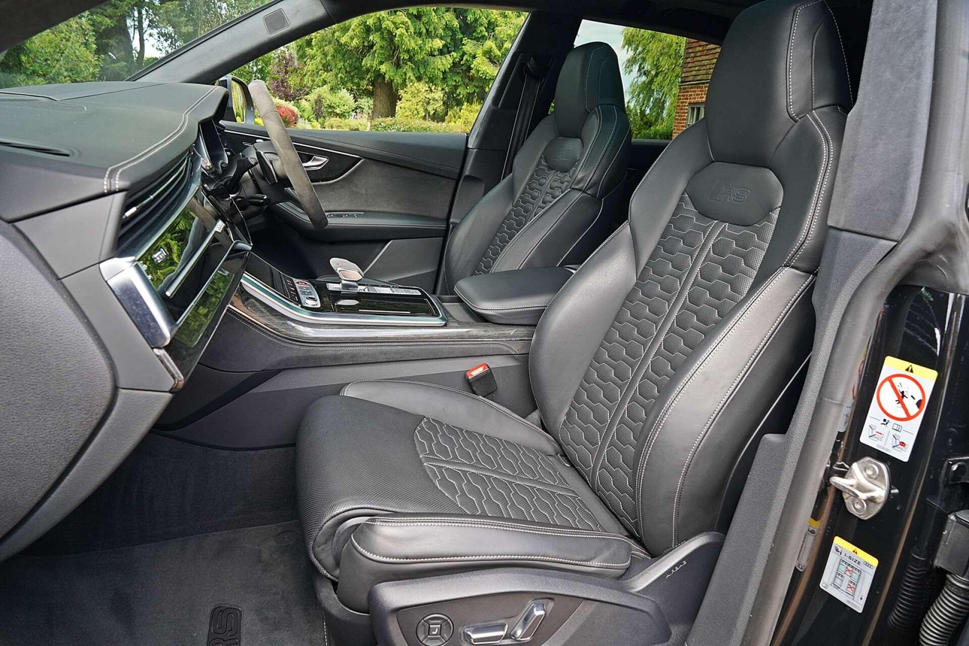 Audi RS Q8 view 12