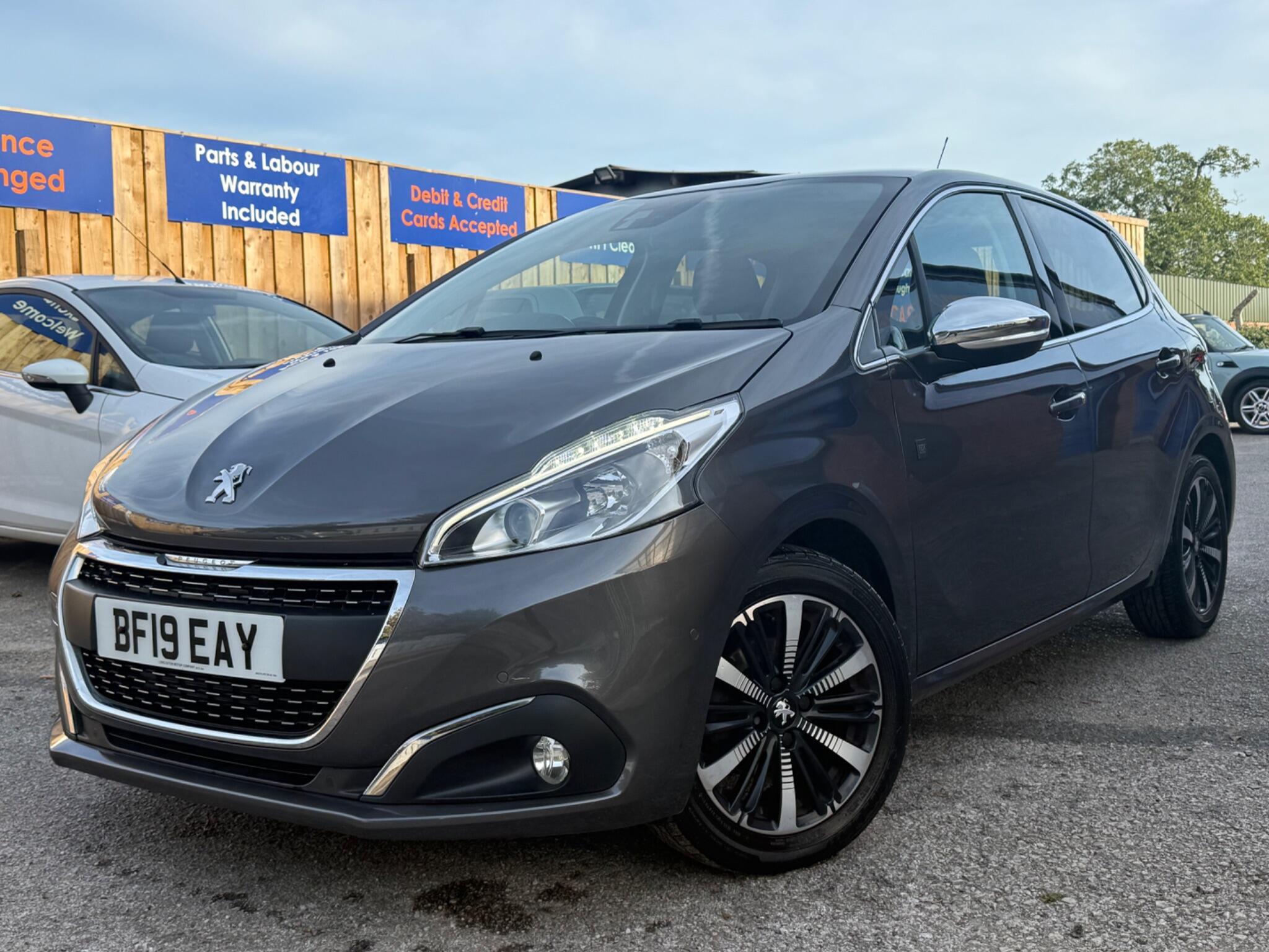 Peugeot 208 view 3