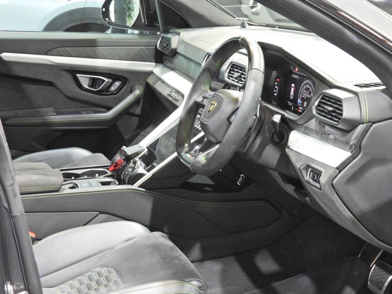 Lamborghini Urus view 45