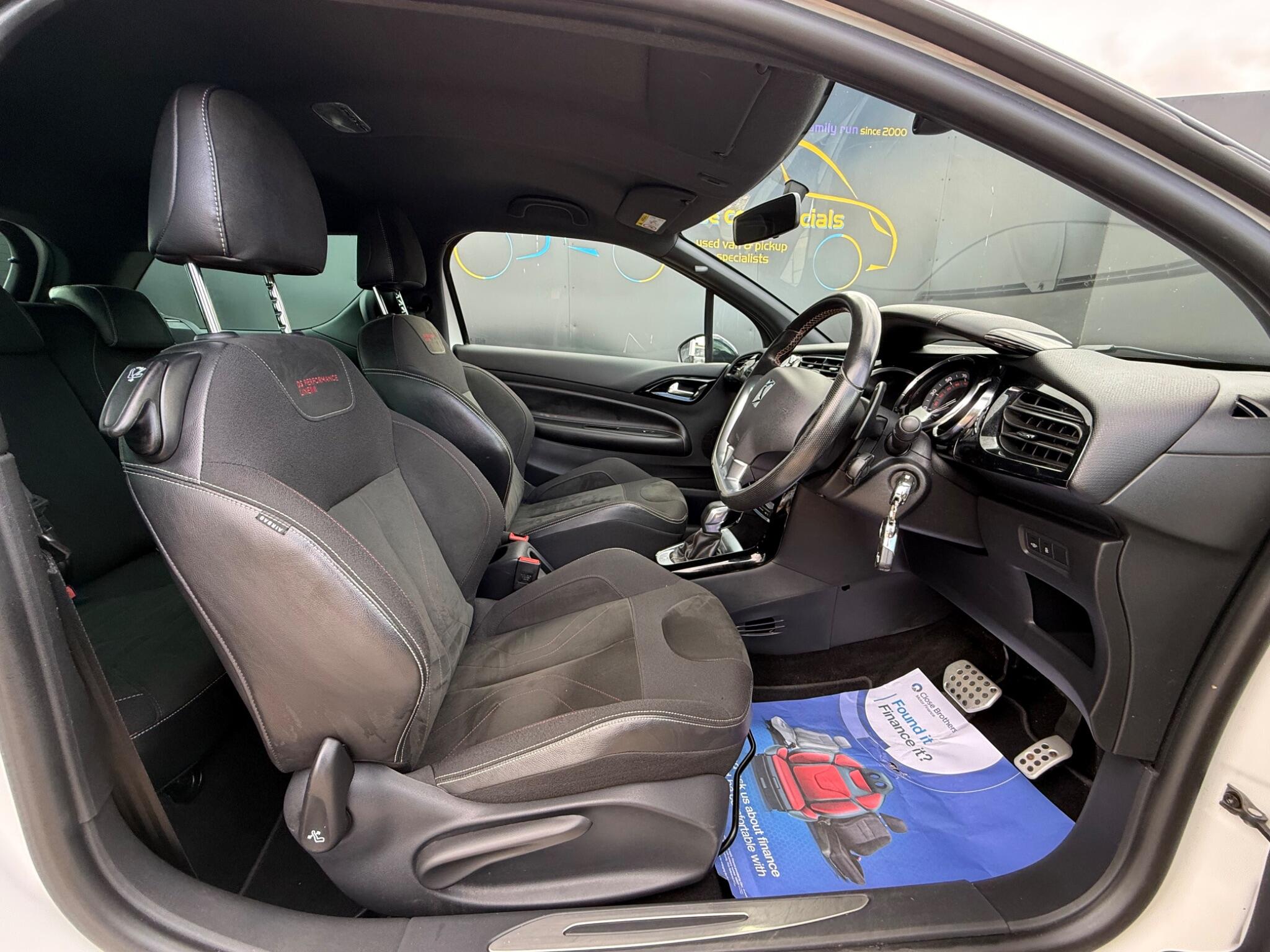 DS Automobiles DS 3 view 17