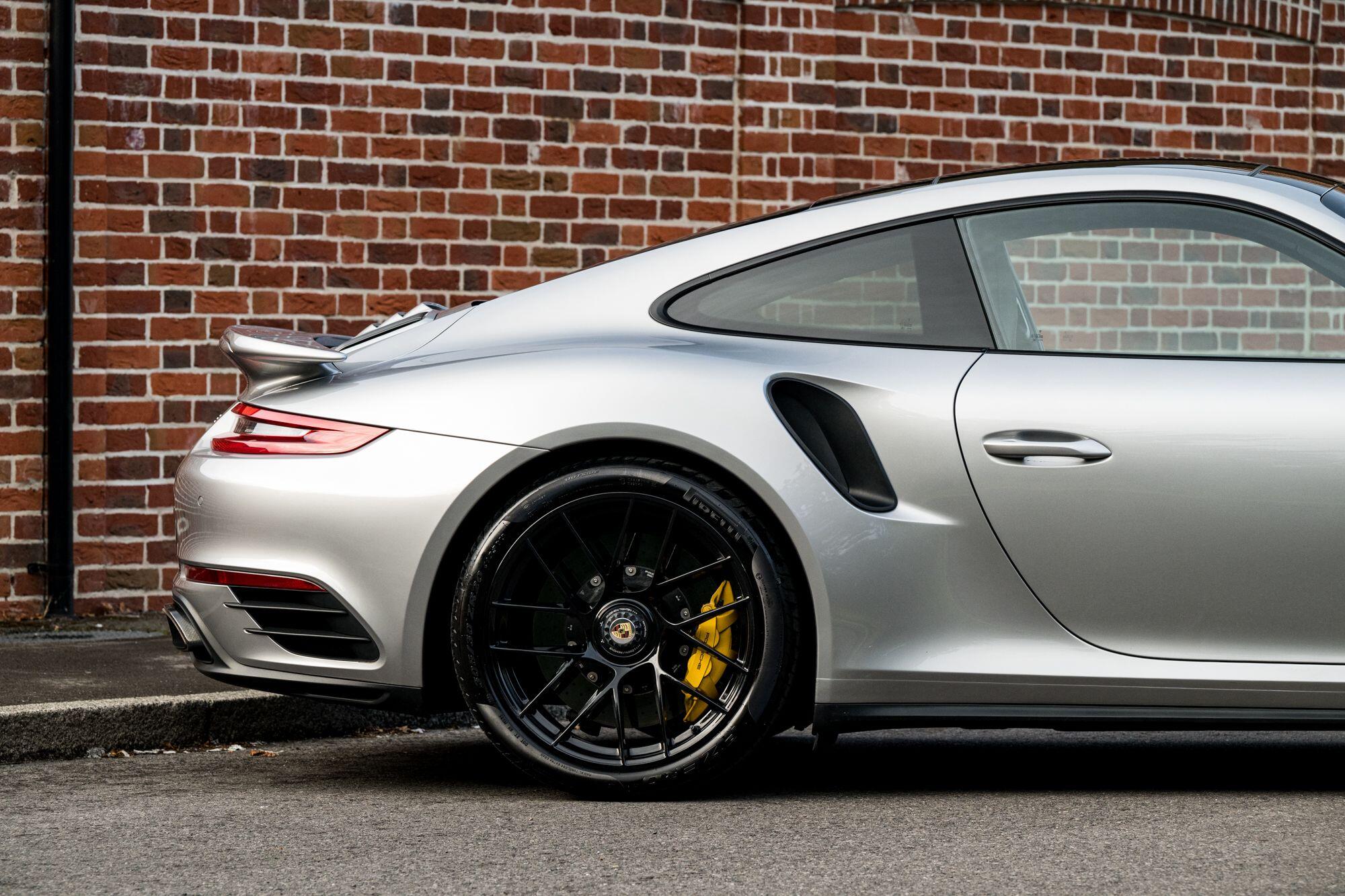 Porsche 911 view 21