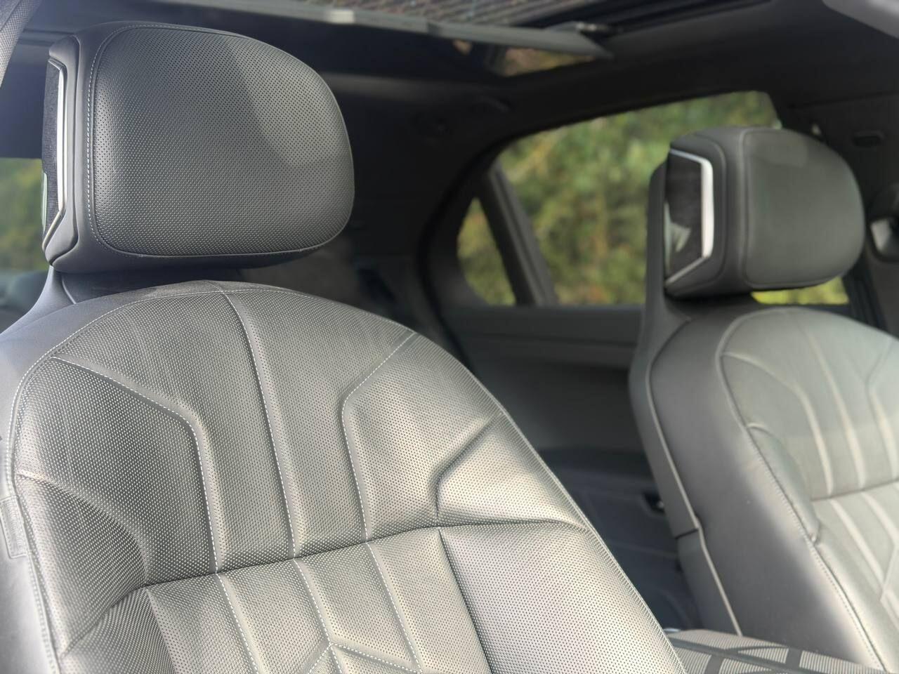 BMW 7 Series view 13
