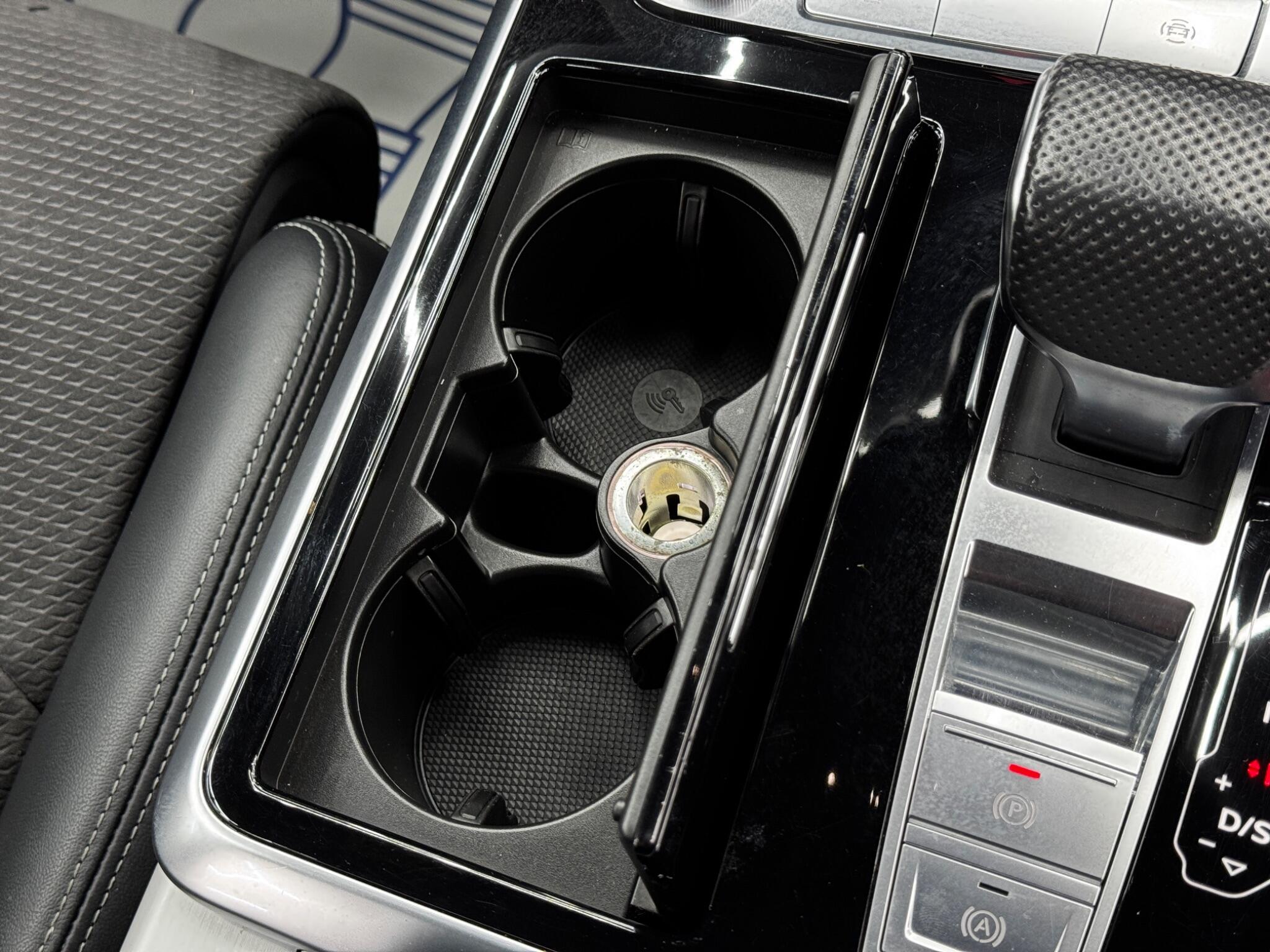 Audi Q8 view 28
