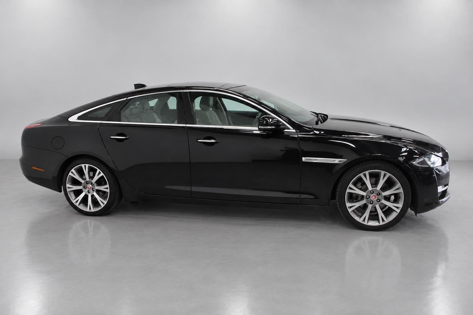Jaguar XJ view 4