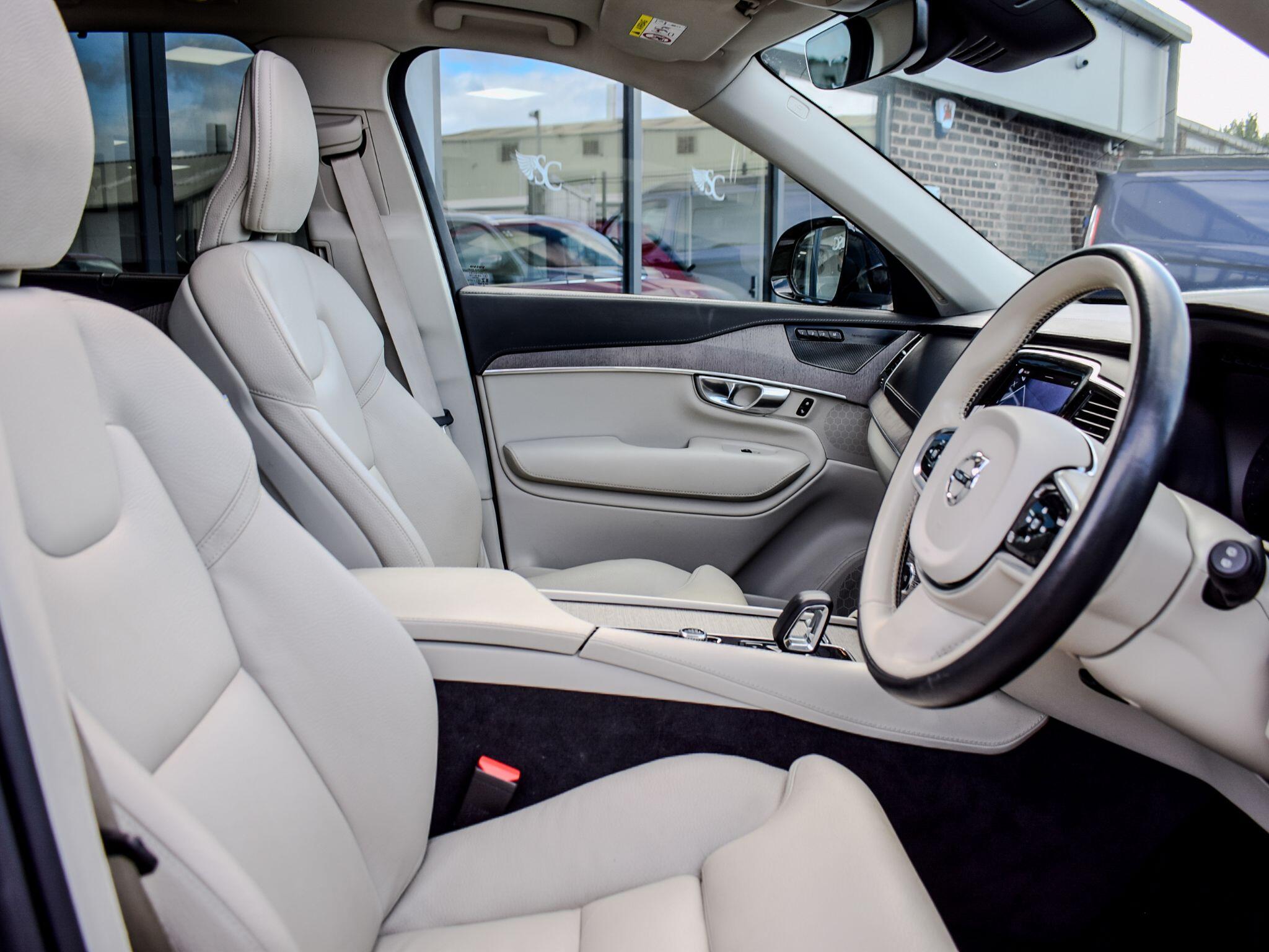 Volvo XC90 view 10