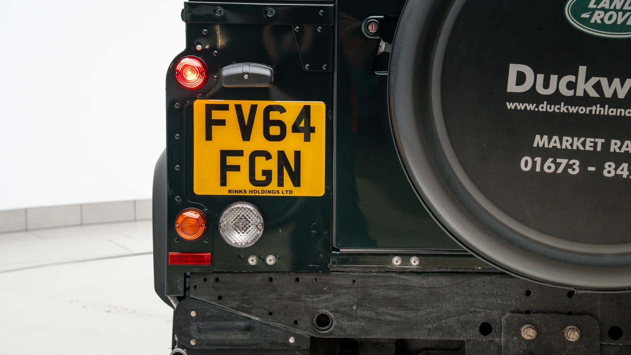 Land Rover Defender 90 view 28