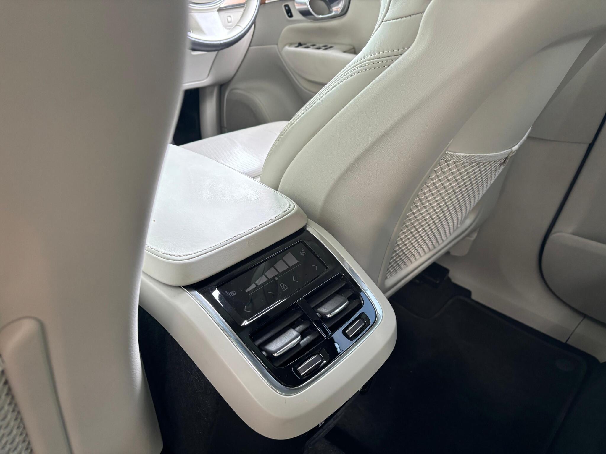 Volvo XC90 view 10
