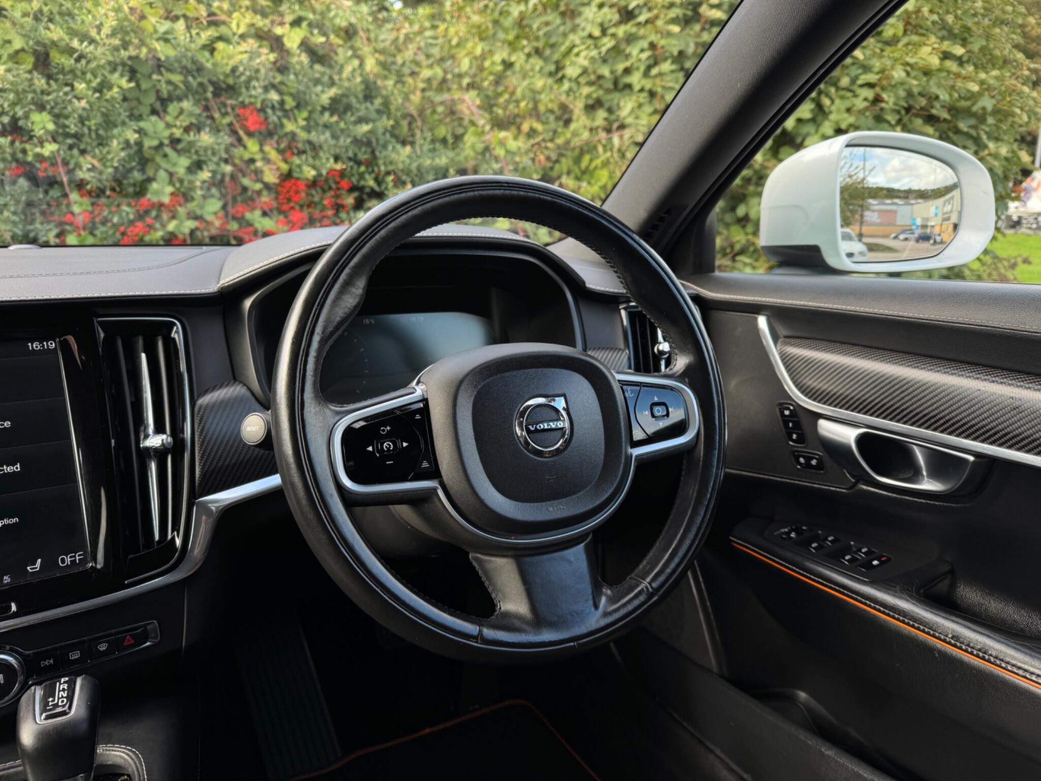 Volvo V90 Cross Country view 56