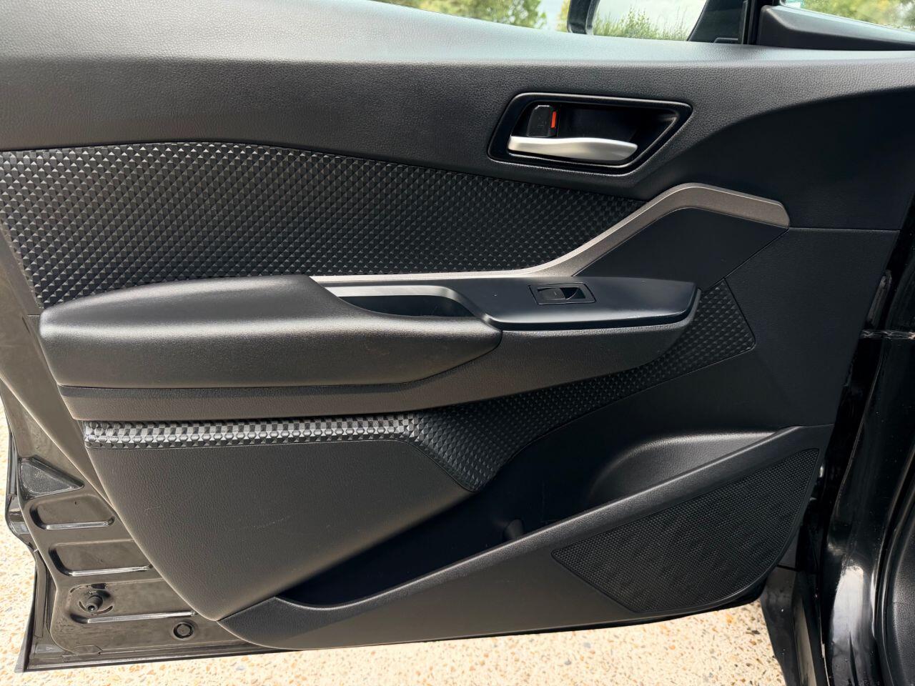Toyota C-HR view 25