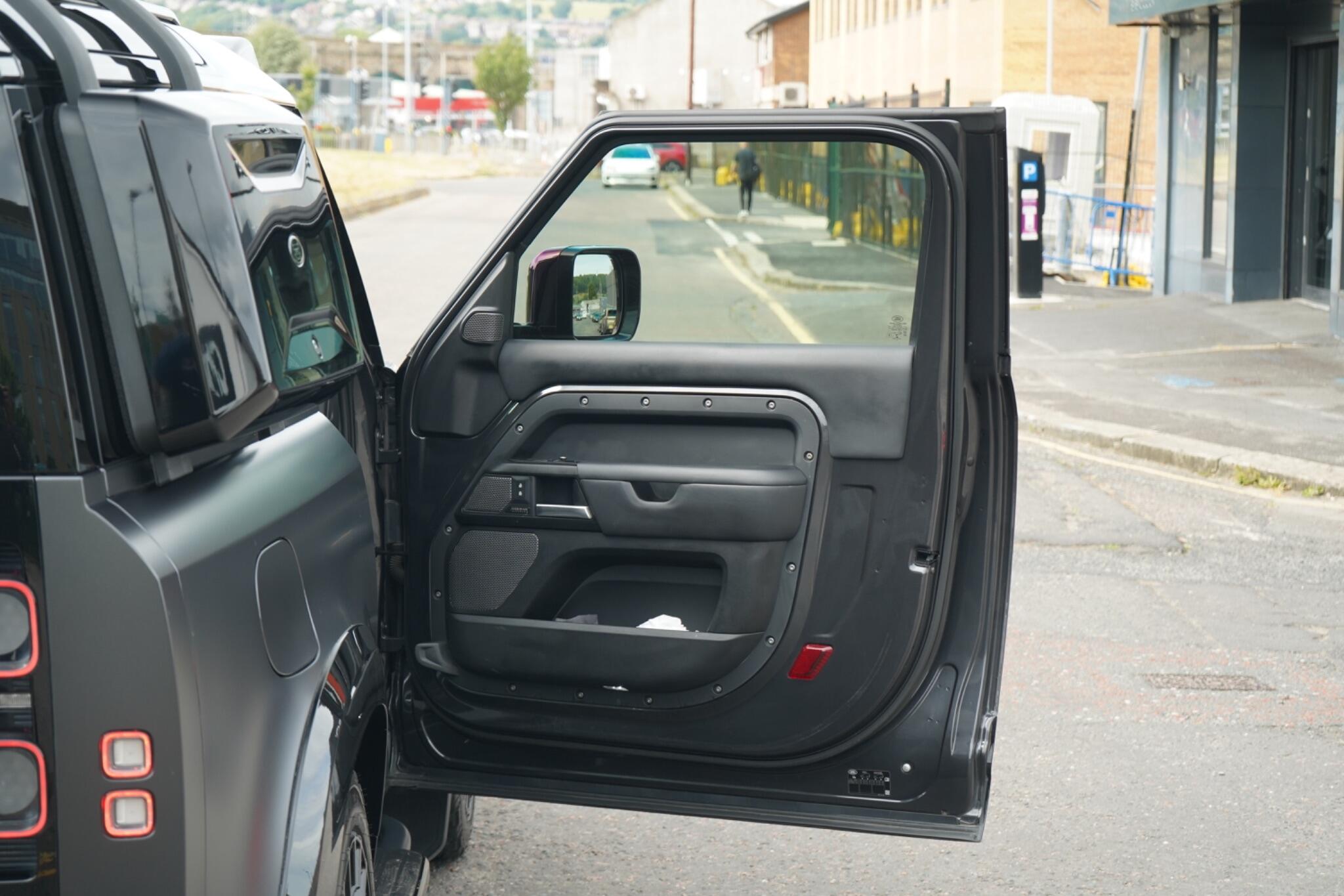 Land Rover Defender 90 view 17