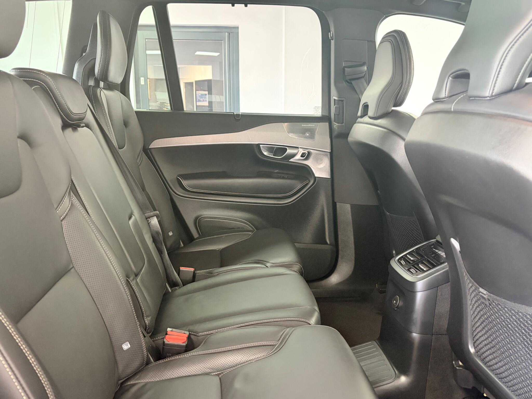 Volvo XC90 view 13