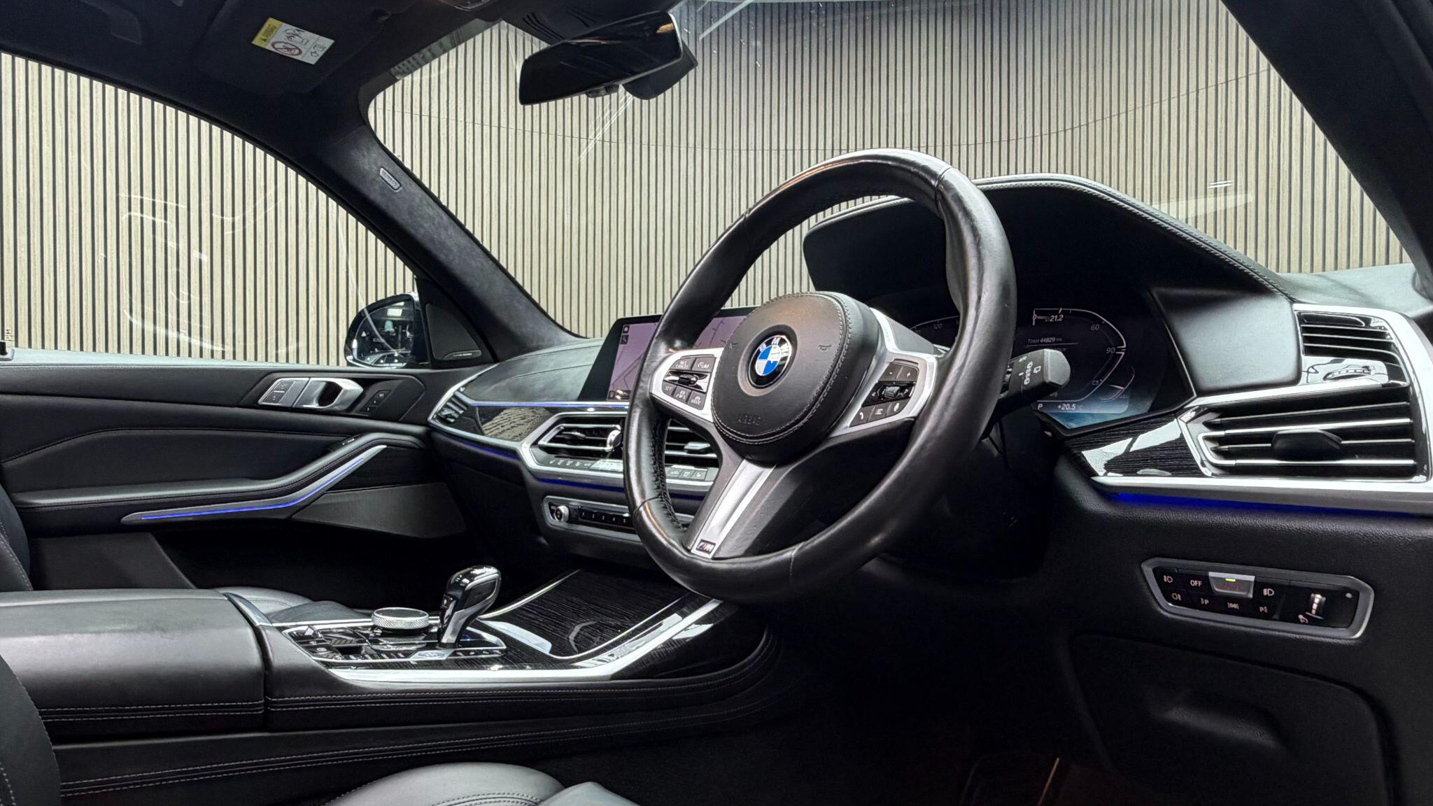 BMW X7 view 12