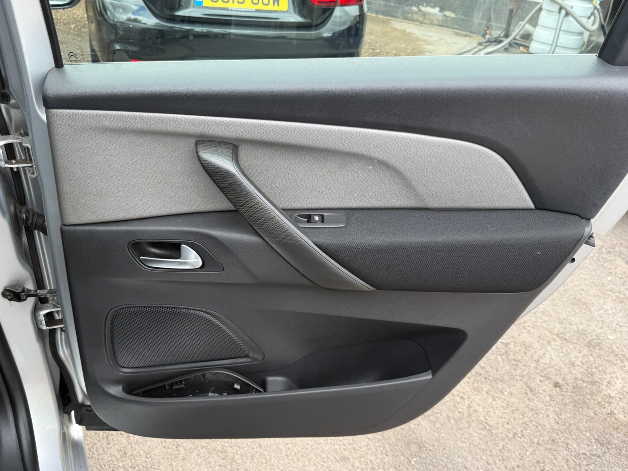 Citroen C4 Picasso - Image 38