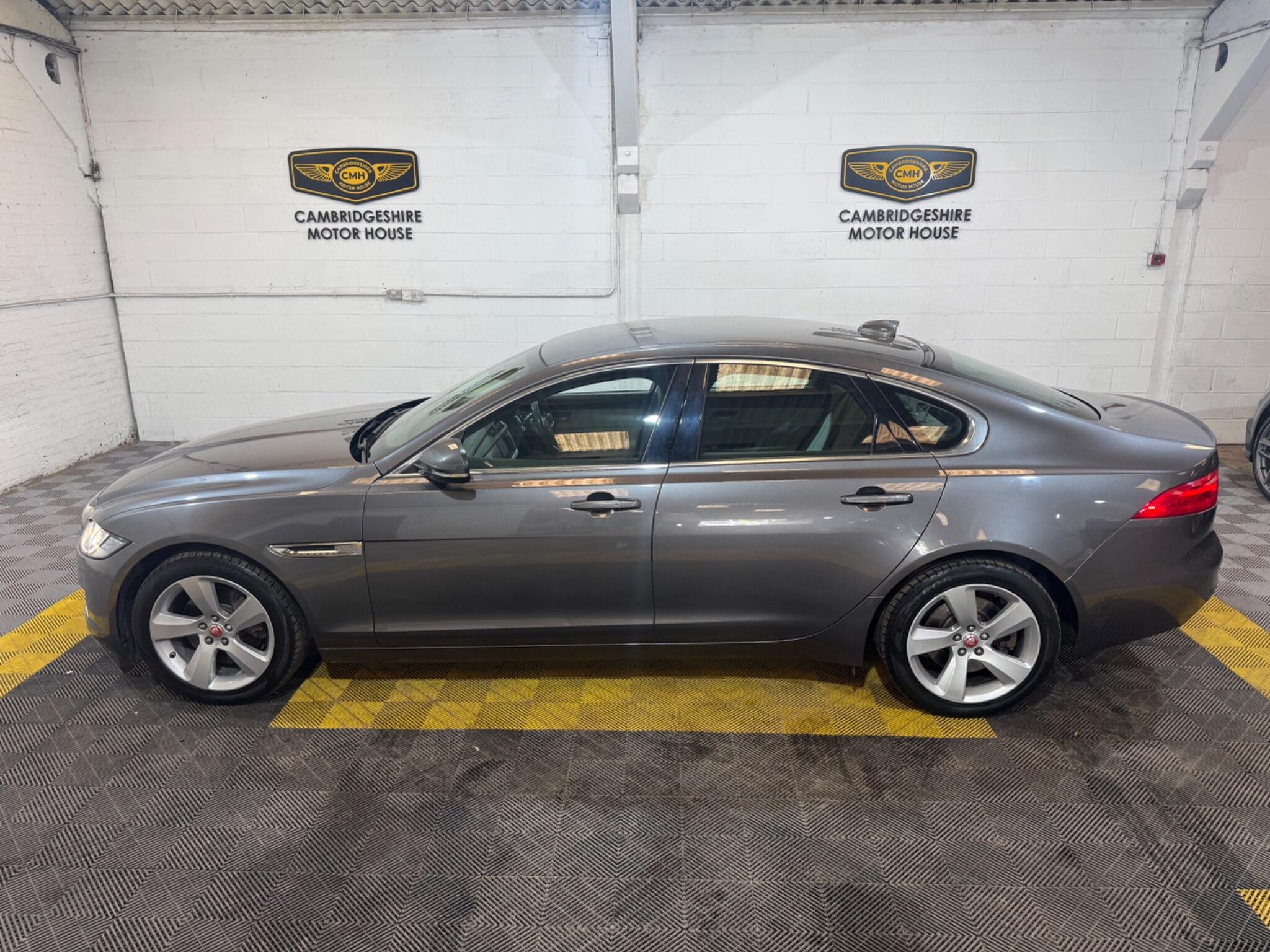 Jaguar XF view 9