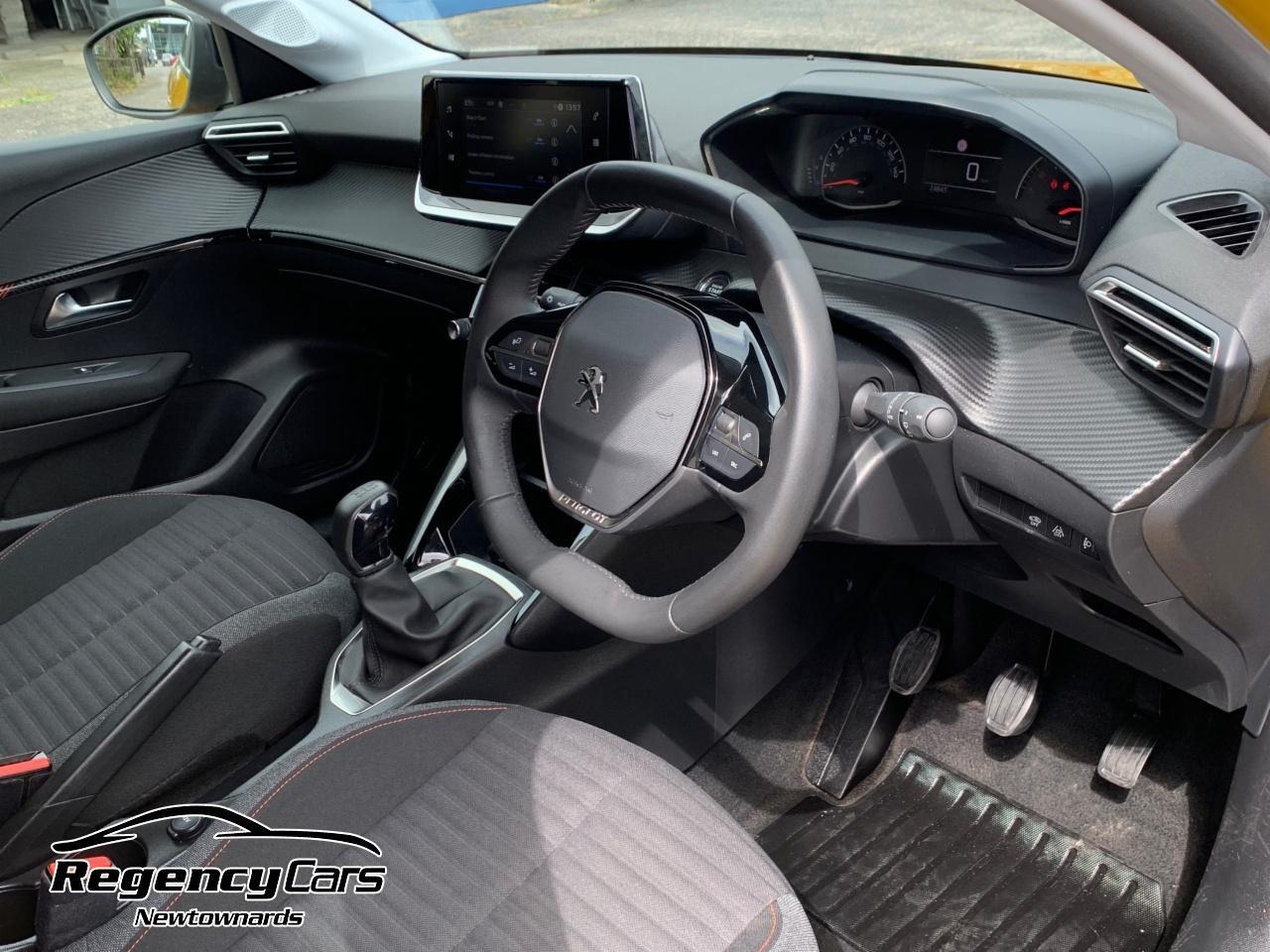 Peugeot 208 view 12