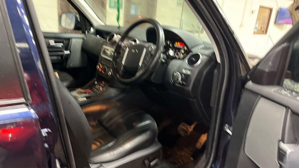 Land Rover Discovery 4 view 2