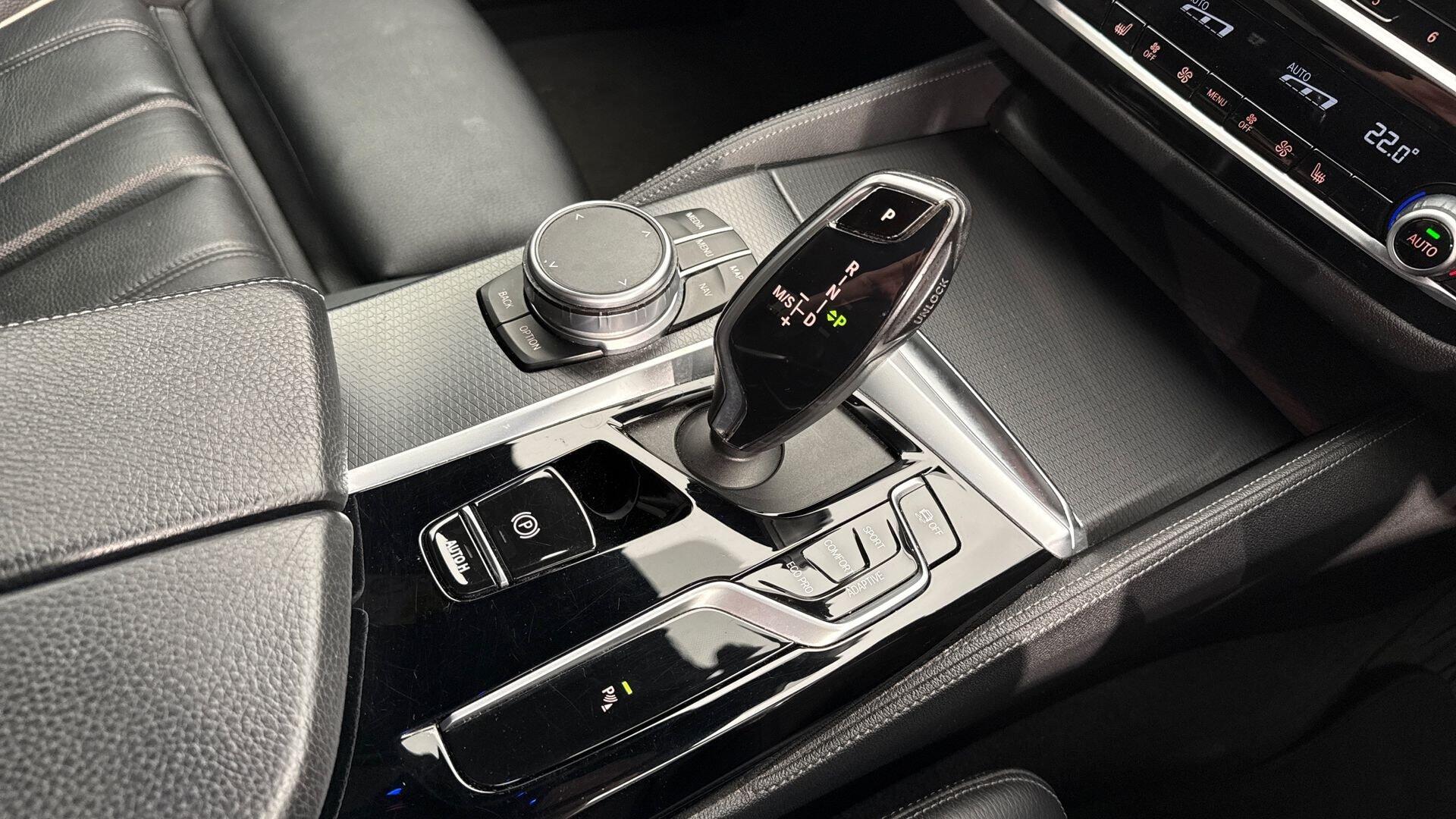 BMW 5 Series view 10