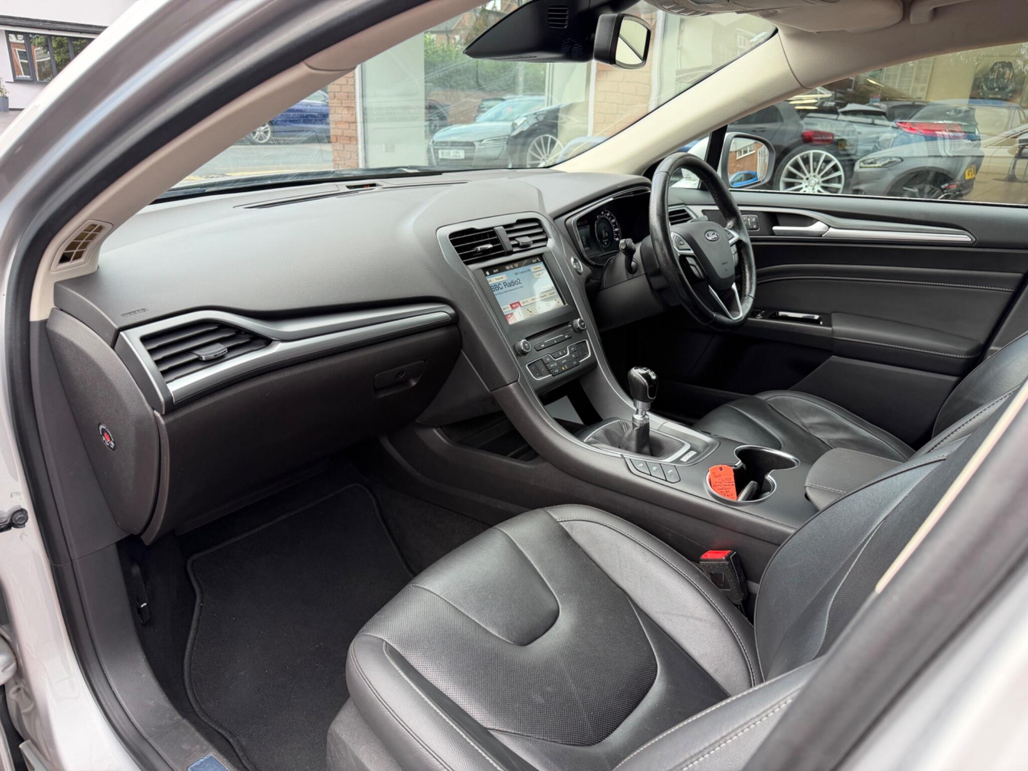 Ford Mondeo view 41