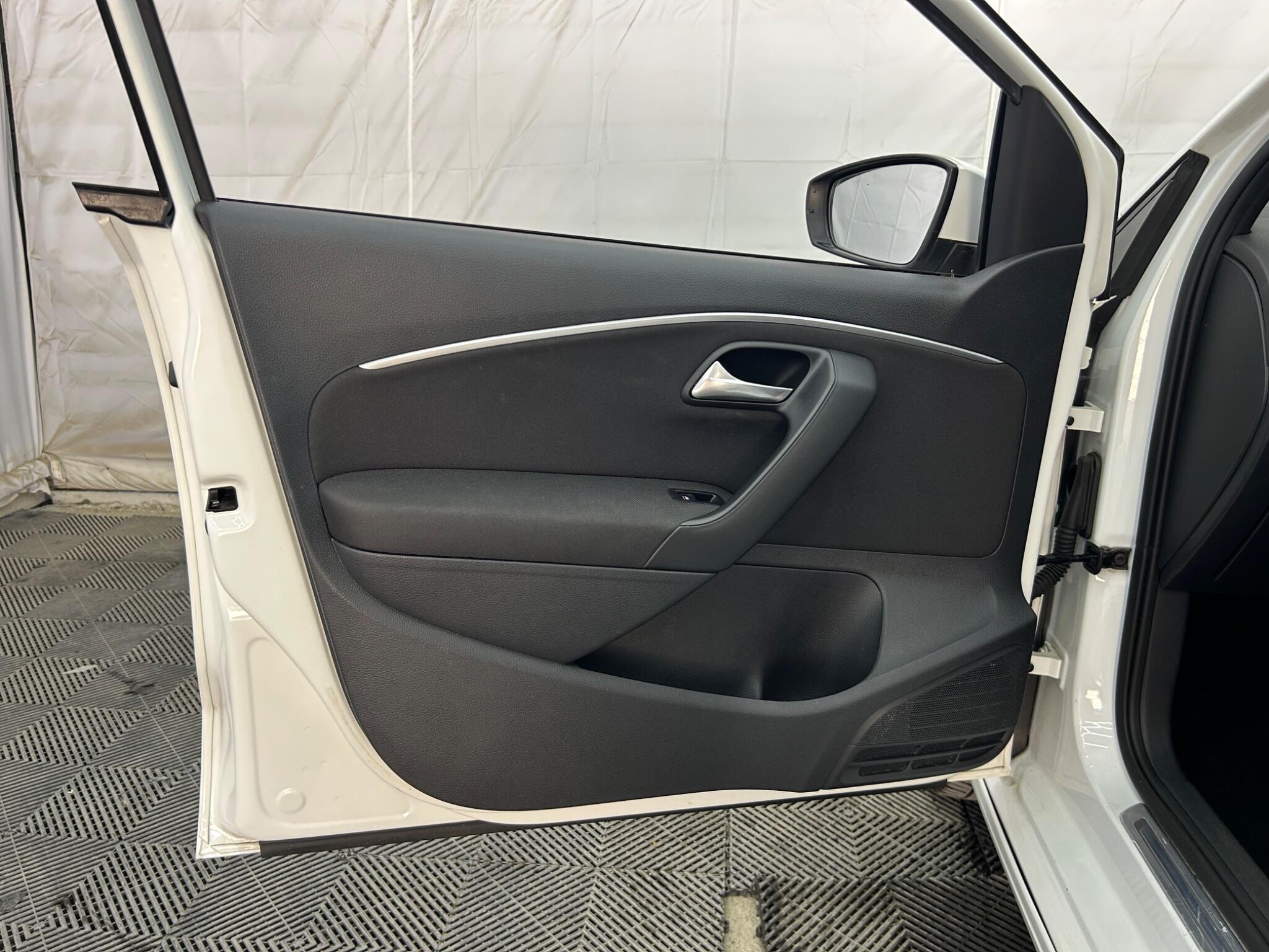 Volkswagen Polo view 30
