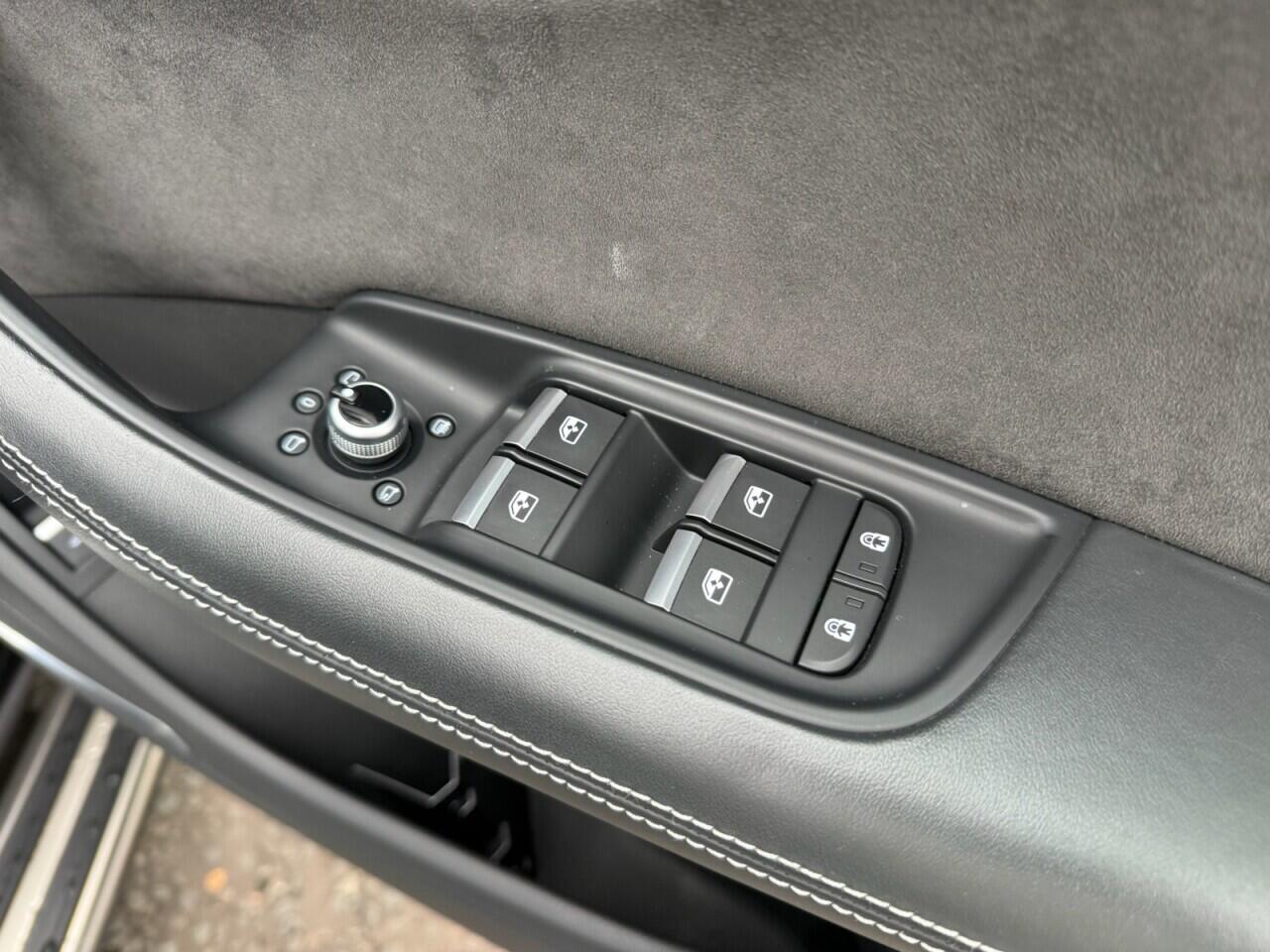 Audi SQ7 view 24