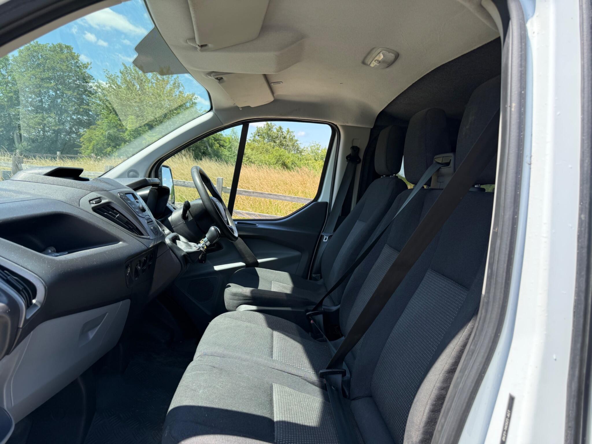 Ford Transit Custom 2.0 TDCi 290 L1 H1 5dr — photo 32 of 84