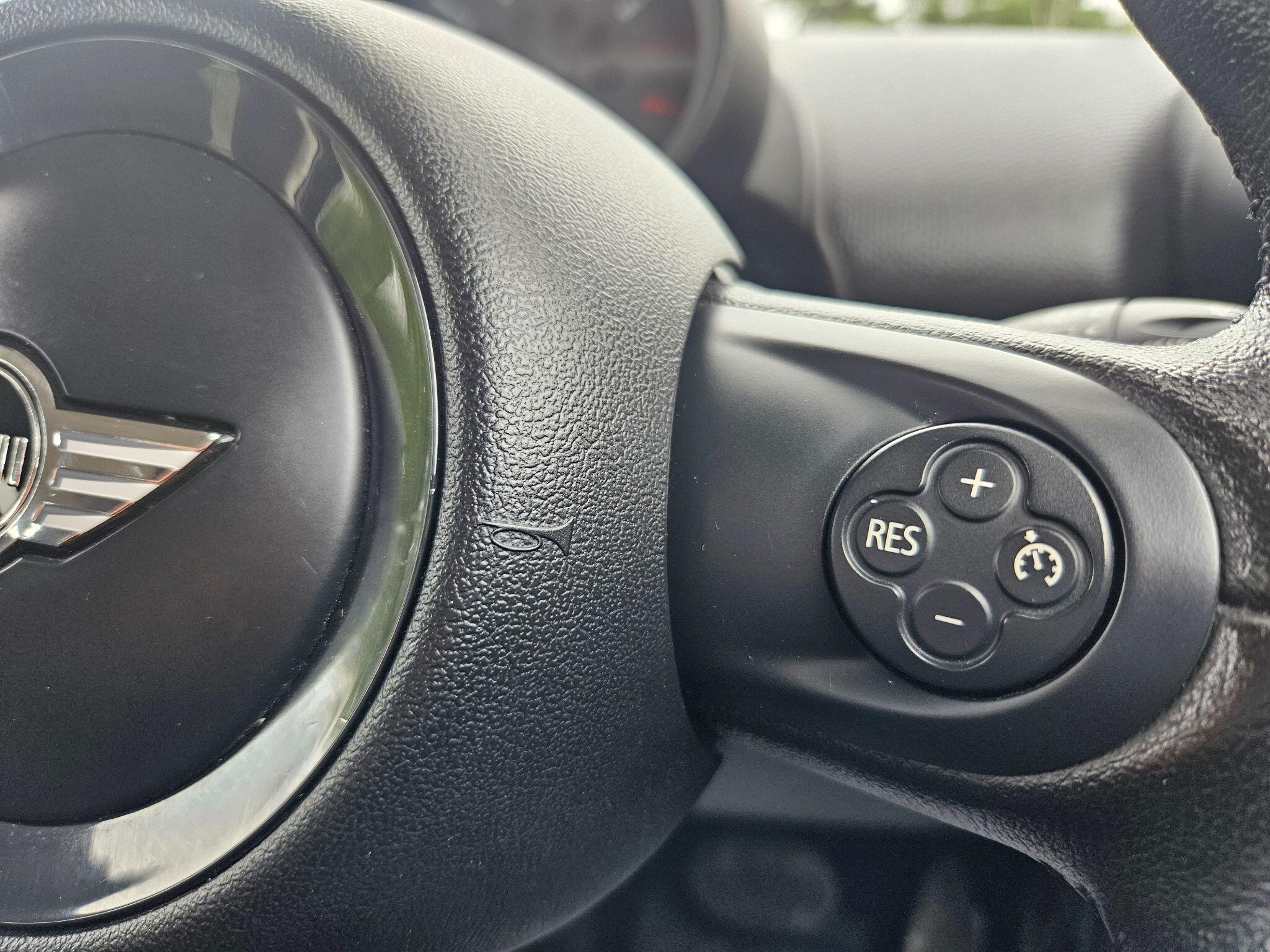 2016 MINI Countryman image 32