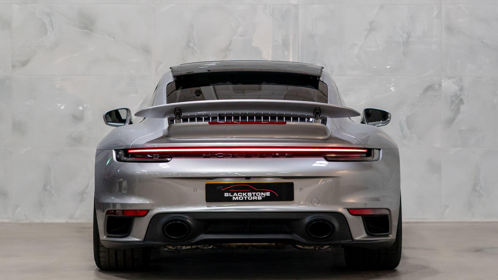 Porsche 911 view 5