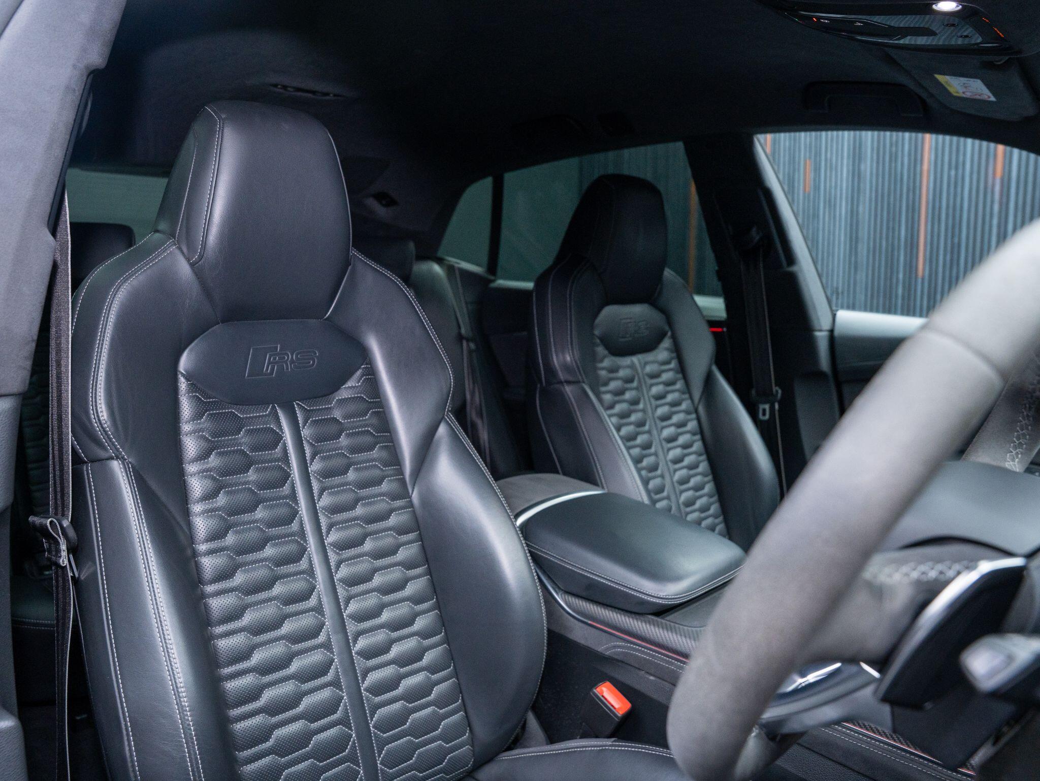 Audi RS Q8 view 12