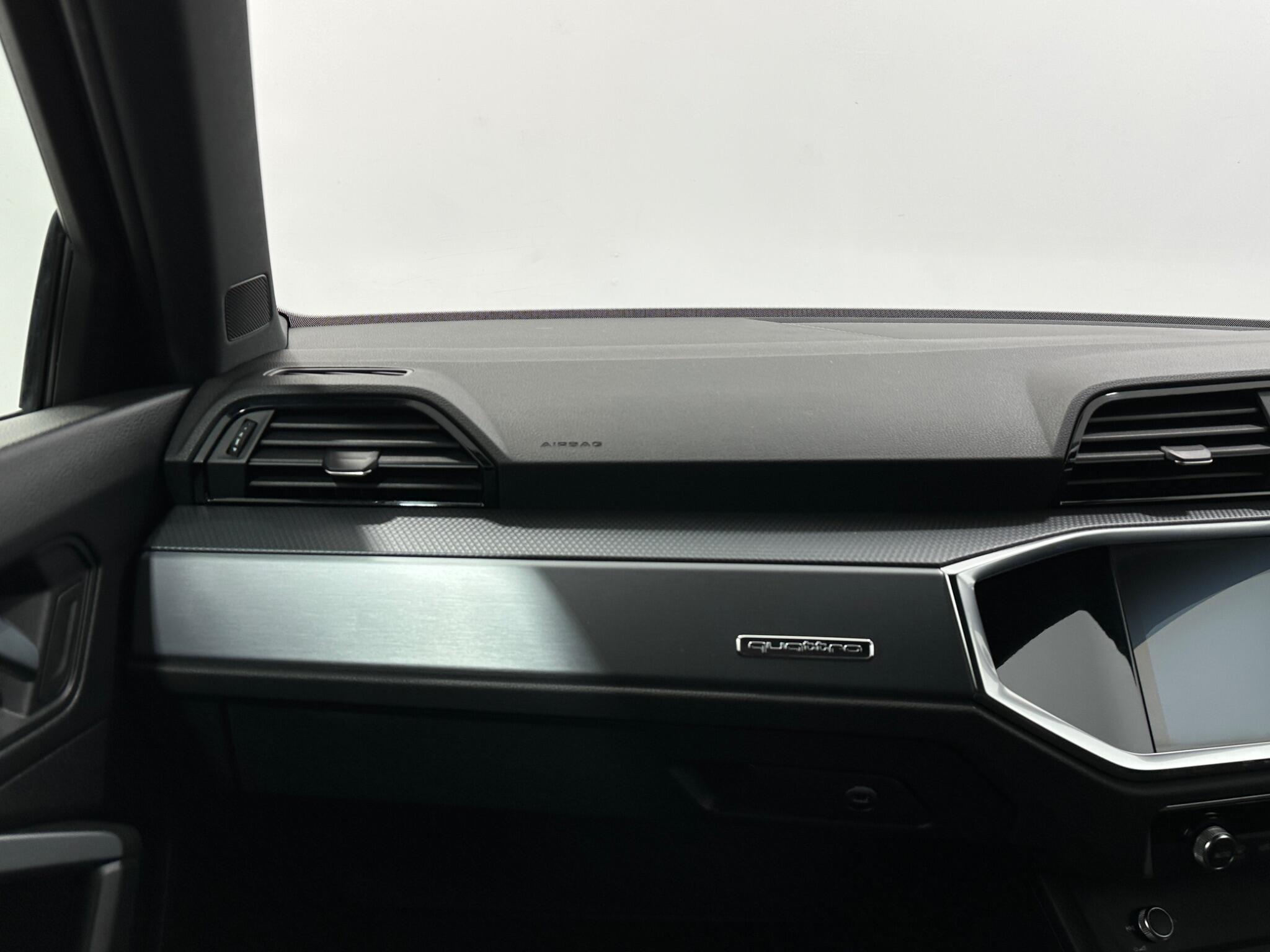 Audi Q3 view 28