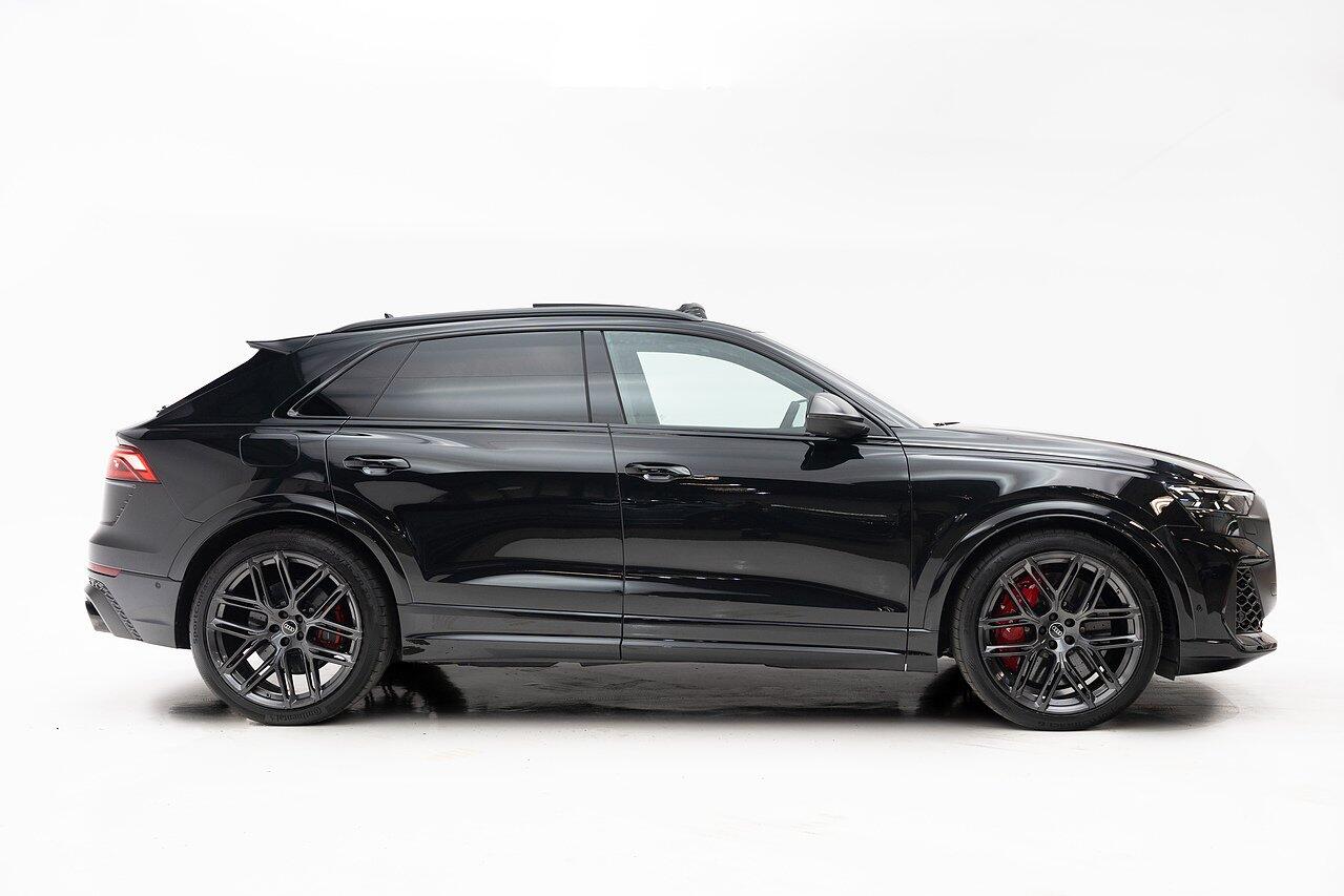 Audi RS Q8 view 6
