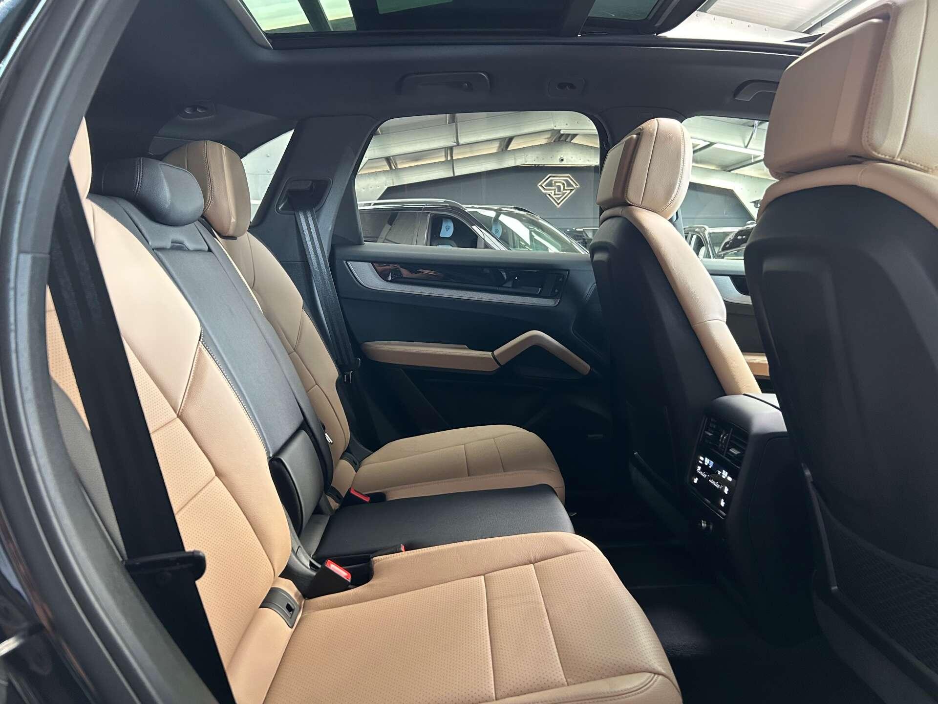 Porsche Cayenne view 26