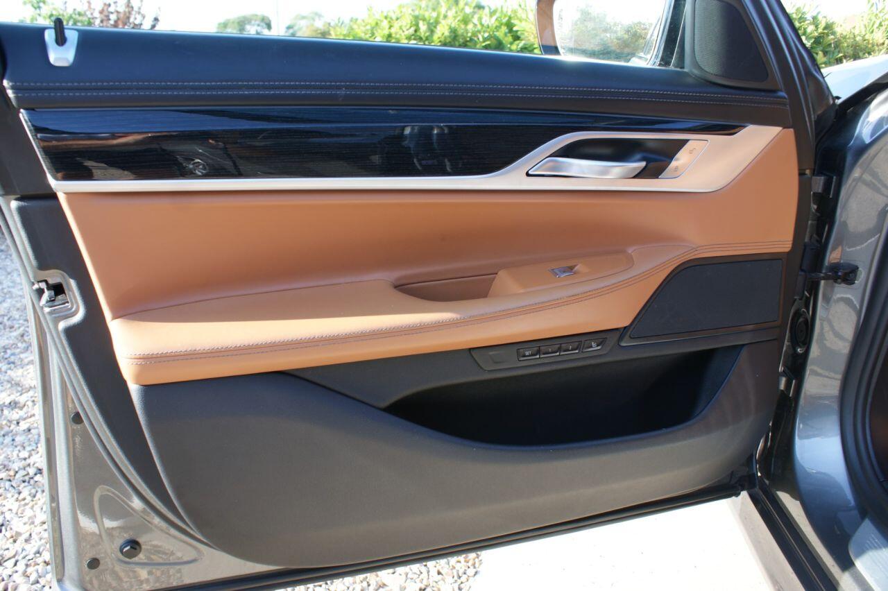 BMW 7 Series view 30