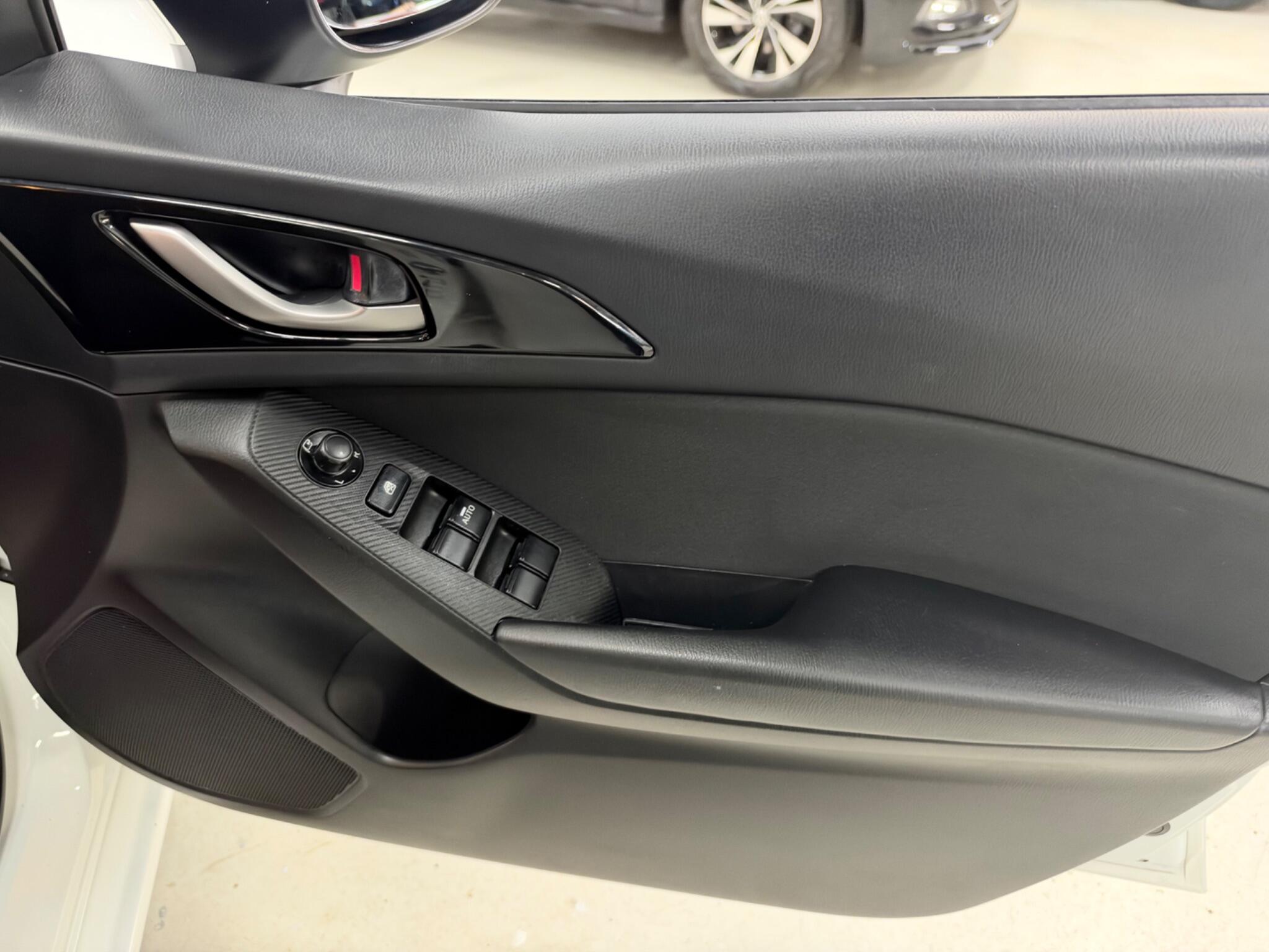 Mazda Mazda3 view 17