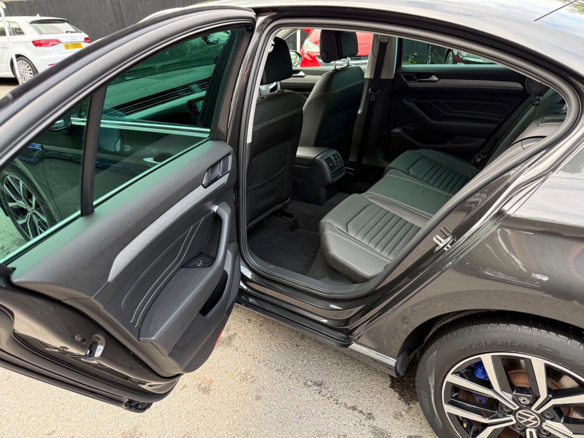 Volkswagen Passat view 24