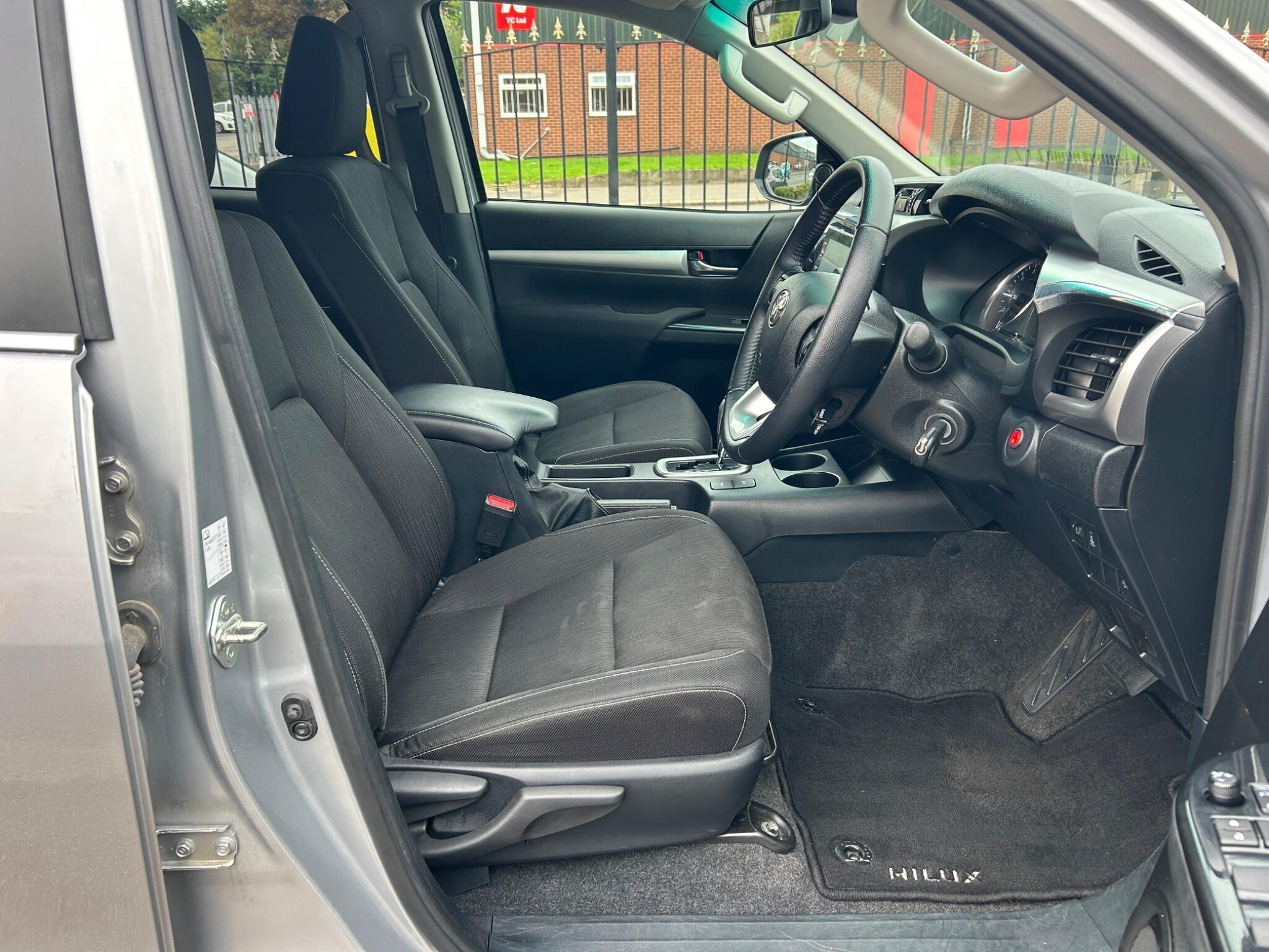 Toyota Hilux view 15