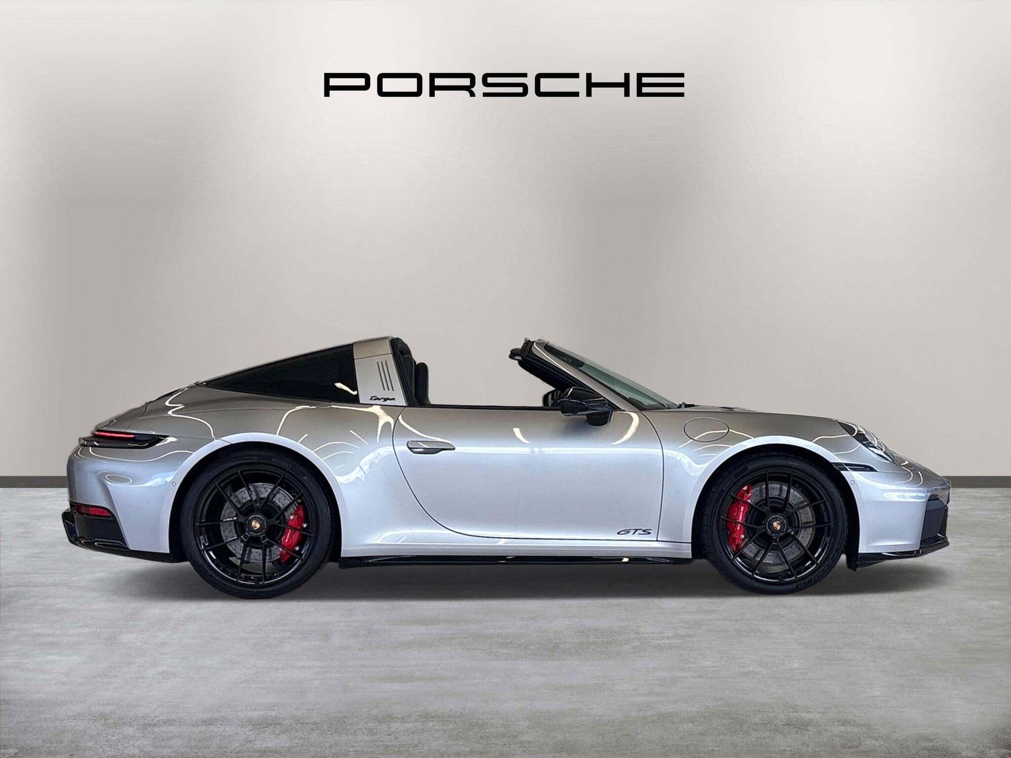 Porsche 911 view 16