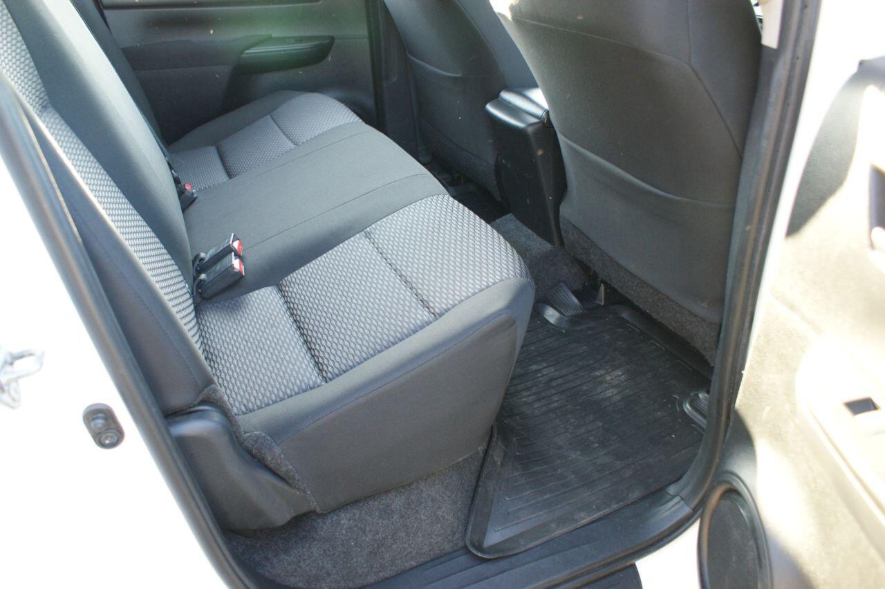 Toyota Hilux view 32