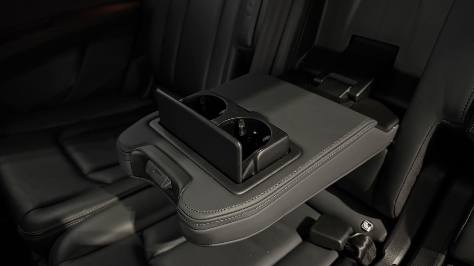 Audi Q7 view 12