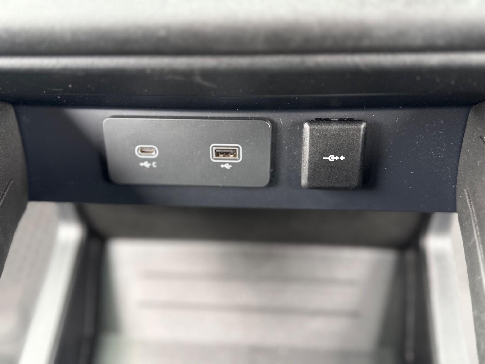 Land Rover Defender 130 view 35