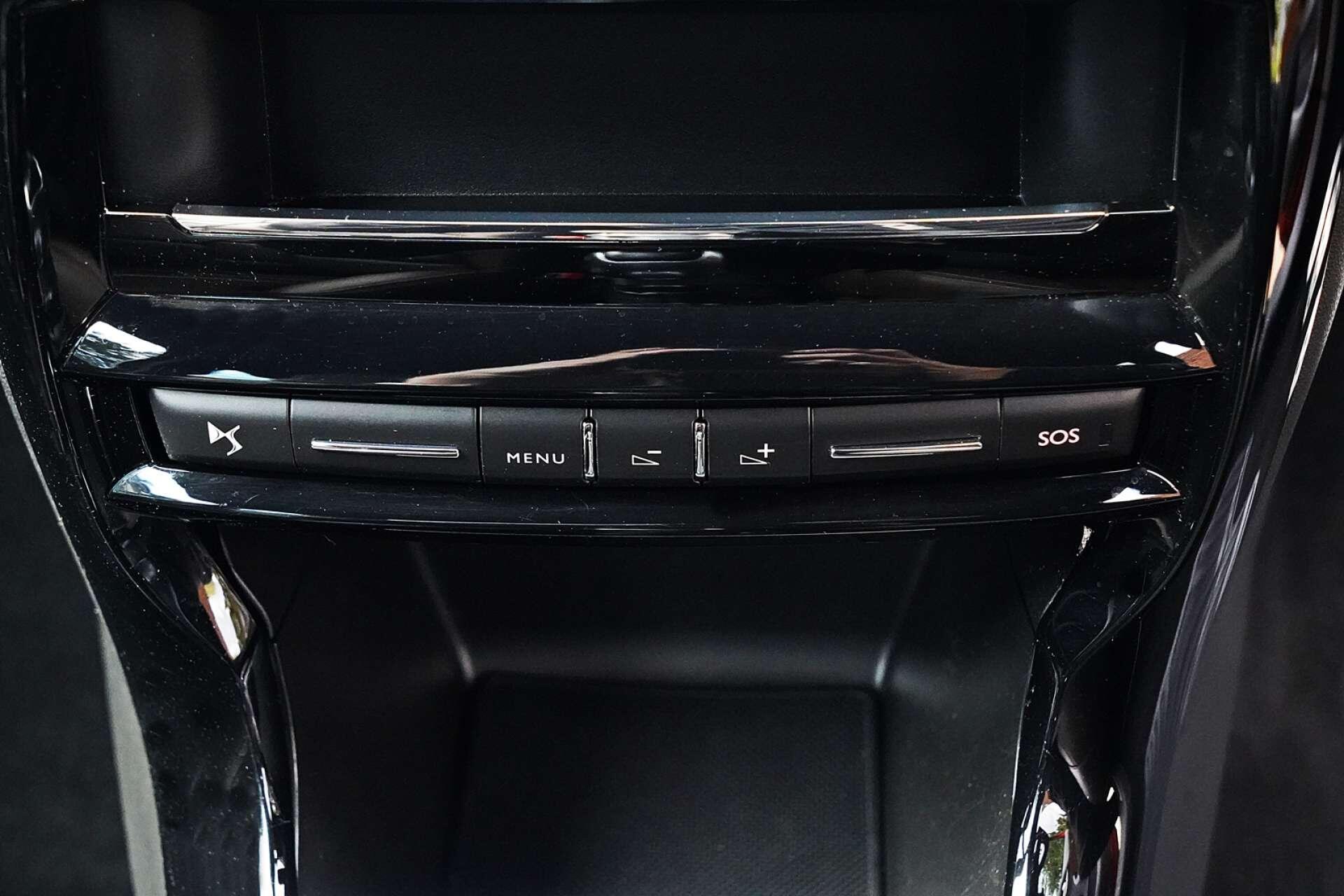 DS Automobiles DS 3 view 21
