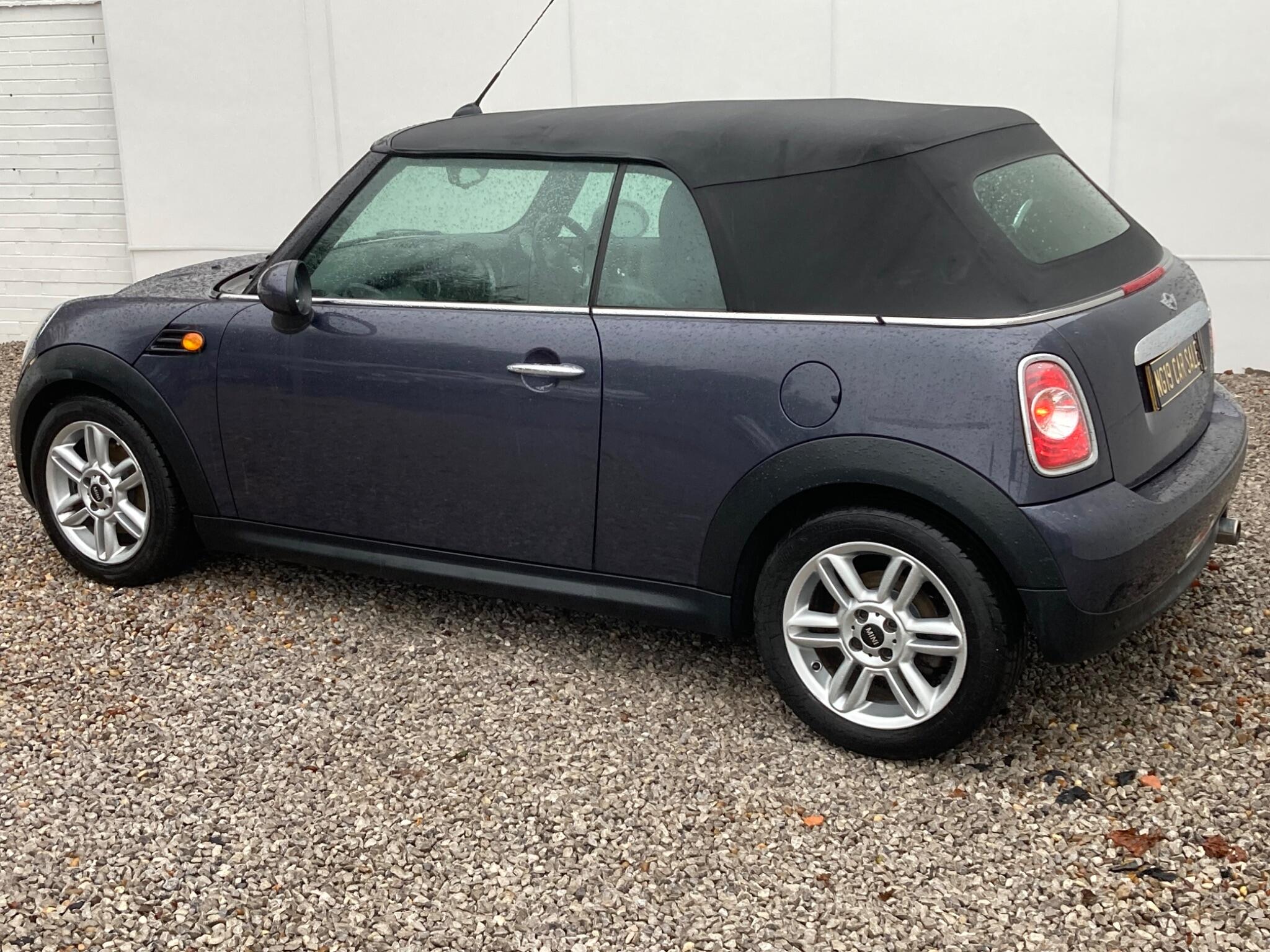 2013 MINI Convertible image 15