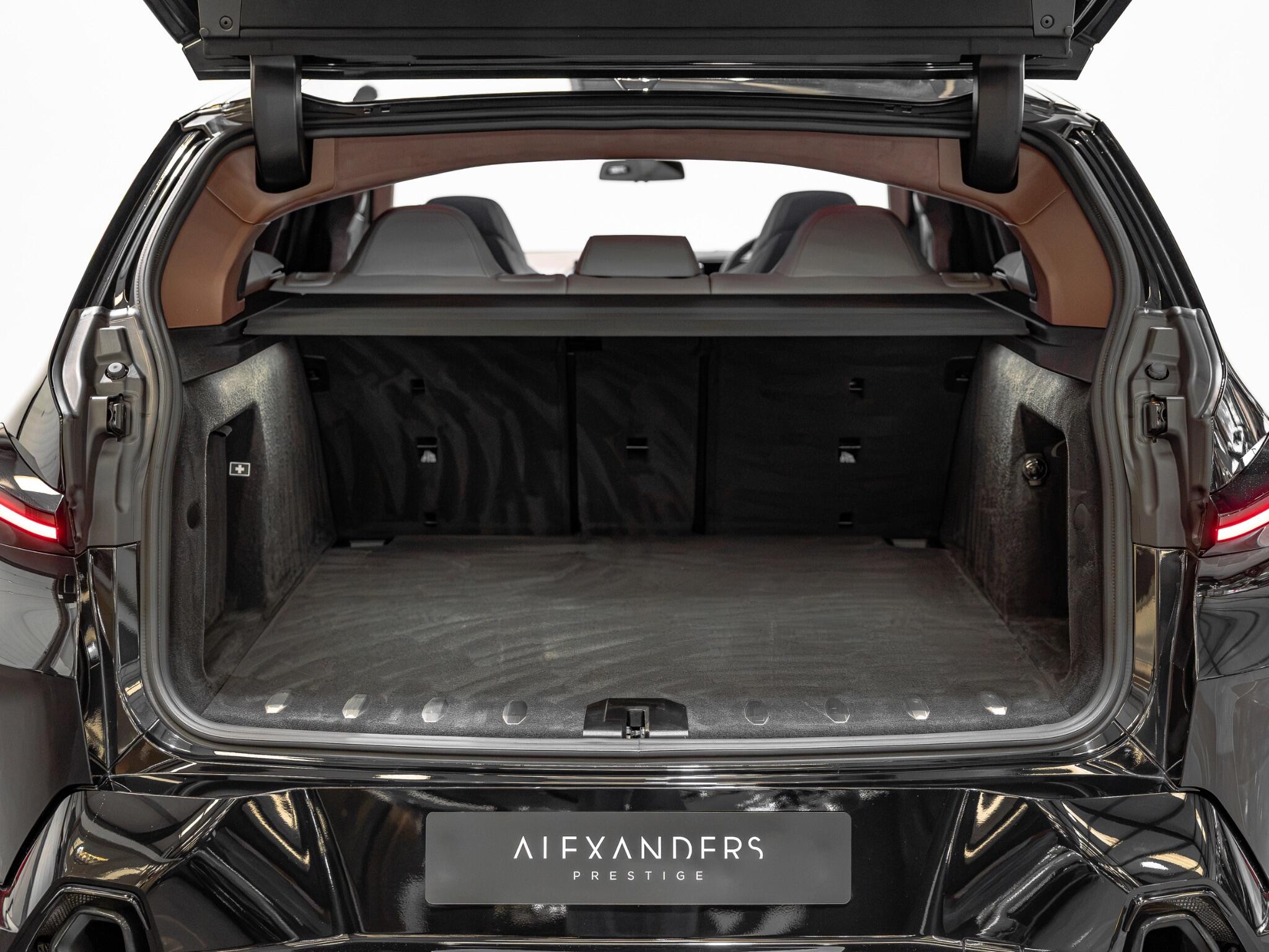 BMW XM view 34