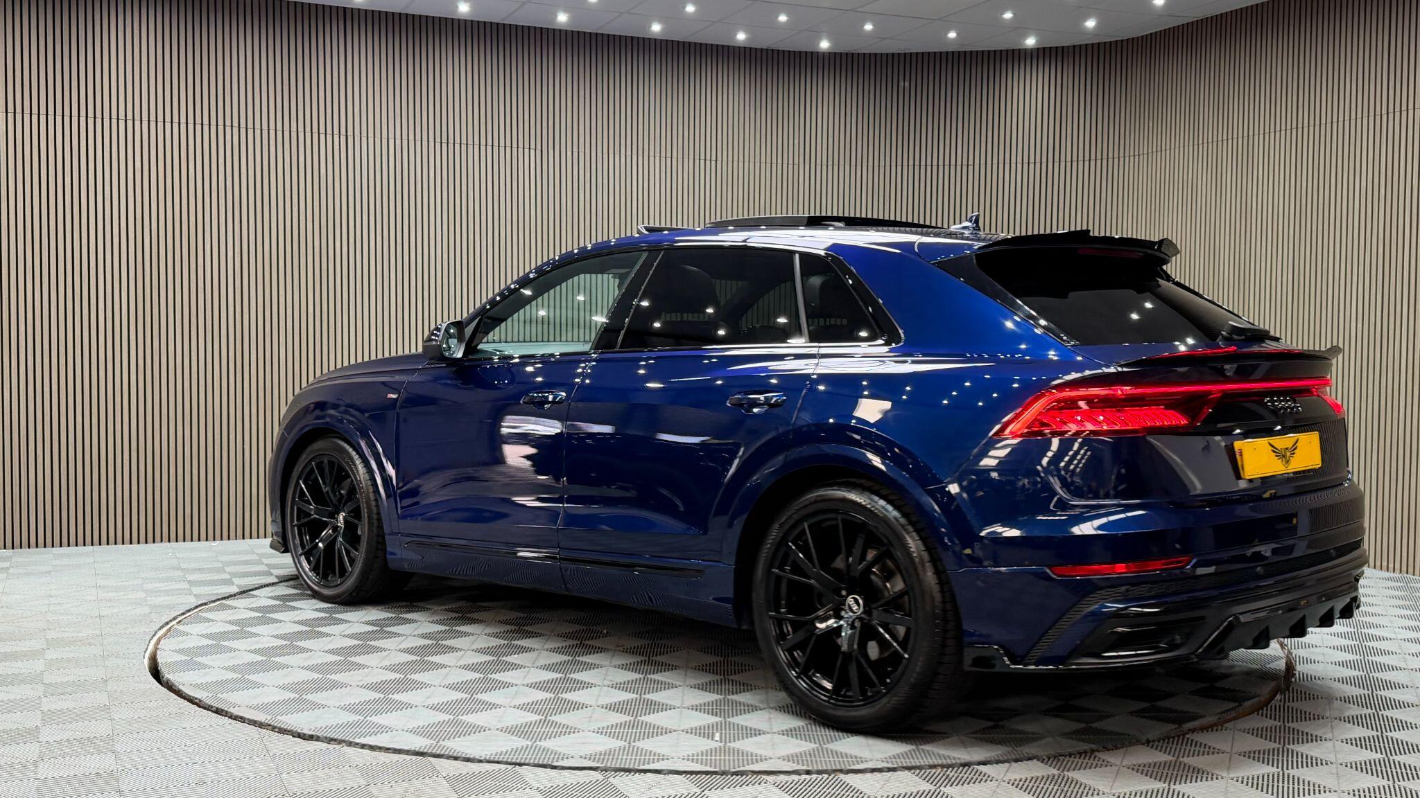 Audi Q8 view 50